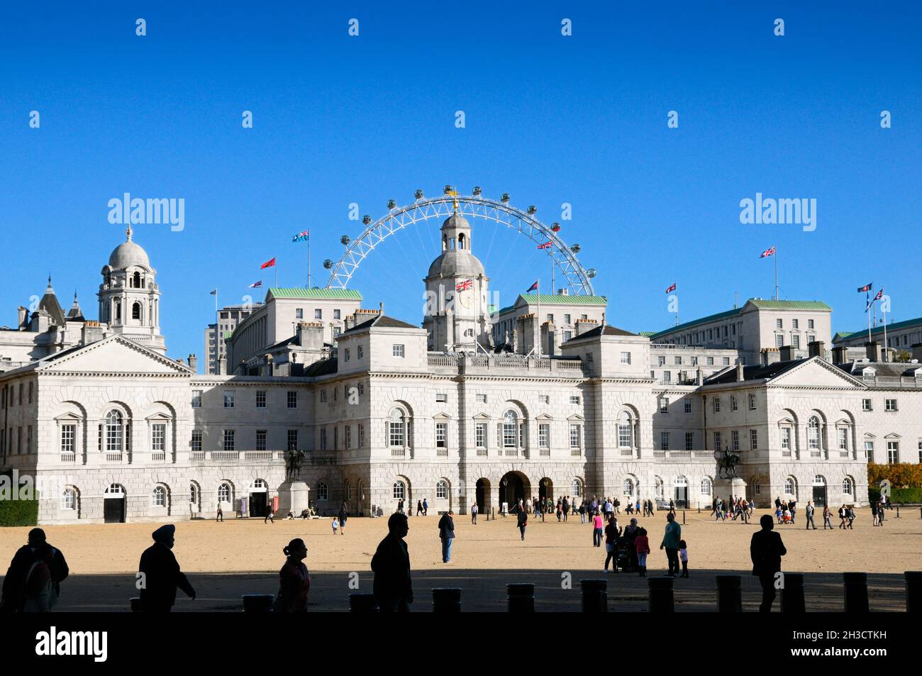 El edificio de los Guardias de Caballo con London Eye en el fondo, Horse Guards Parade, fuera de Whitehall, centro de Londres, Inglaterra, REINO UNIDO Foto de stock
