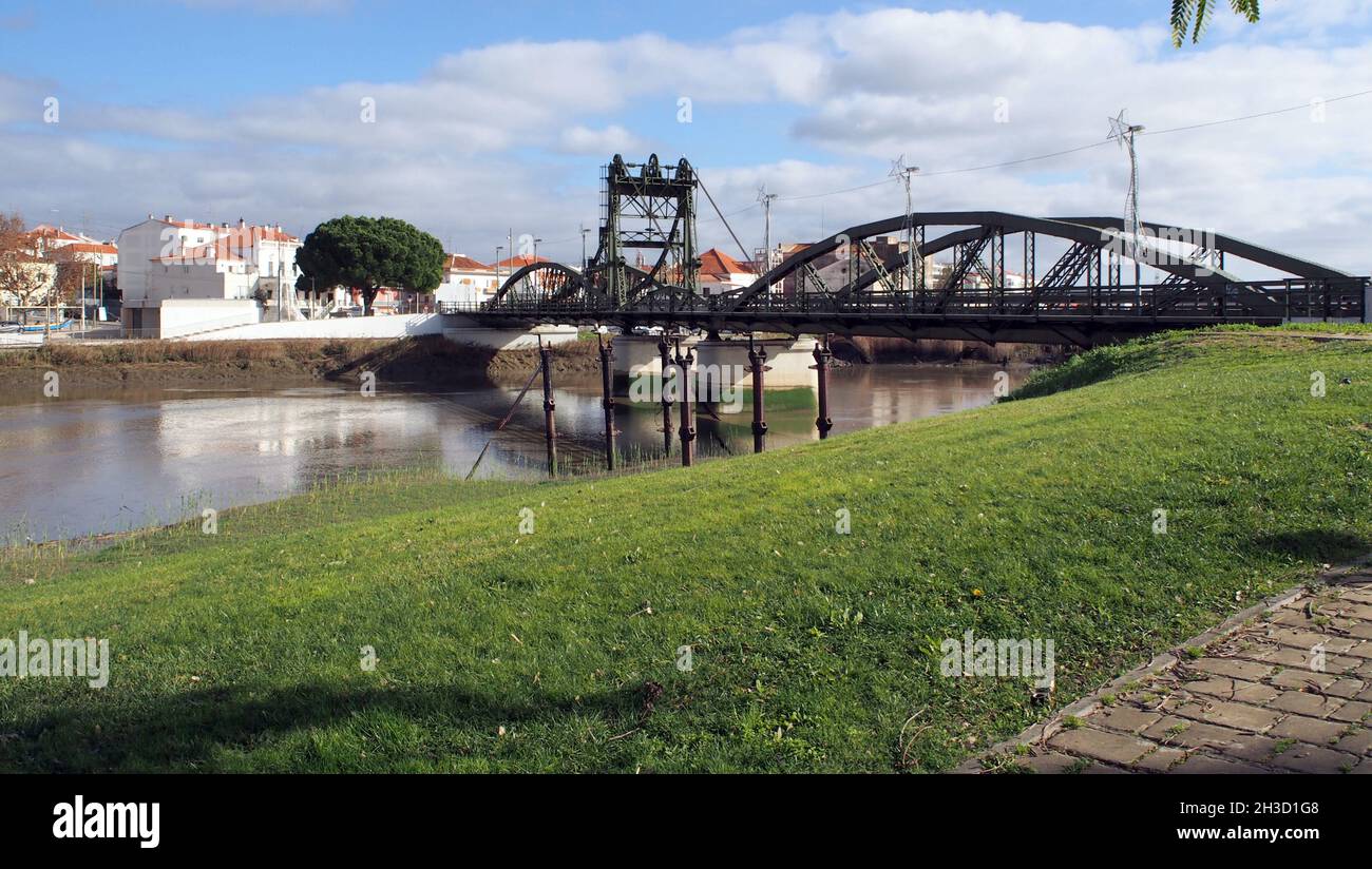 Antiguo puente sobre el río Sado en Alcacer do Sal, Portugal Foto de stock