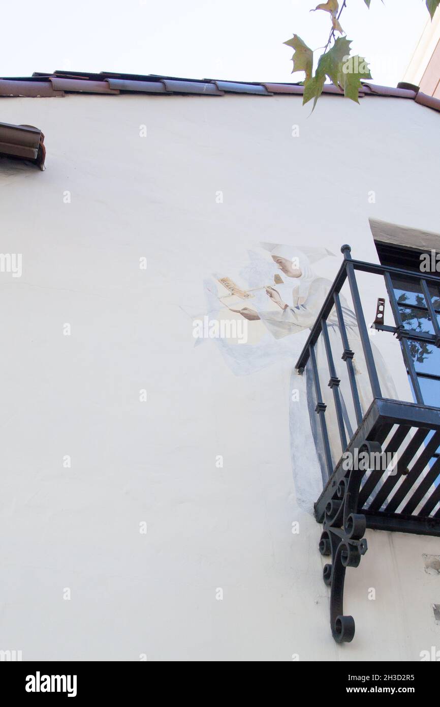 El mural específico del sitio de la Hermana Amelia, Patrona de Vuelo lanzando un avión de papel desde un balcón en 436 University Ave, Palo Alto. Foto de stock