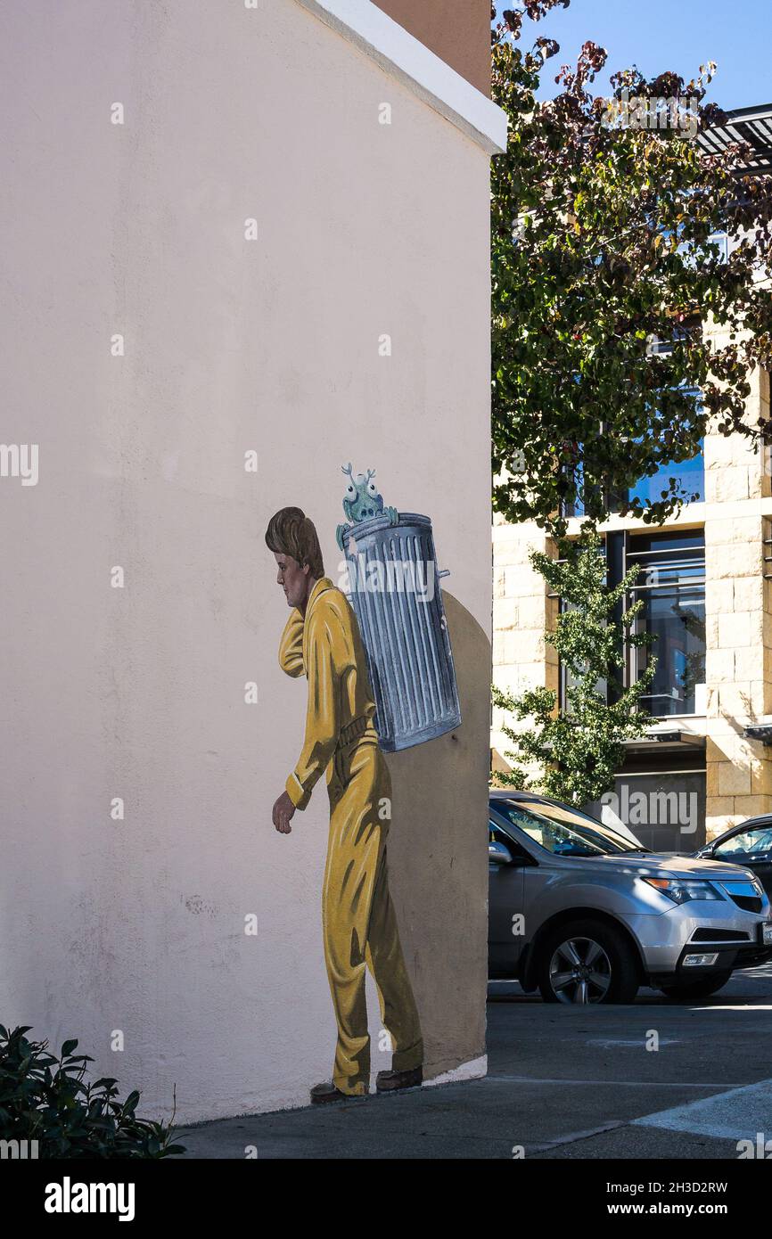 El Hombre de Basura - Mural de Trompe-l'oeil del hombre en traje de avatero recogiendo una basura (y alienígena), por Greg Brown, en 136 Hamilton Ave, Palo Alto, California Foto de stock