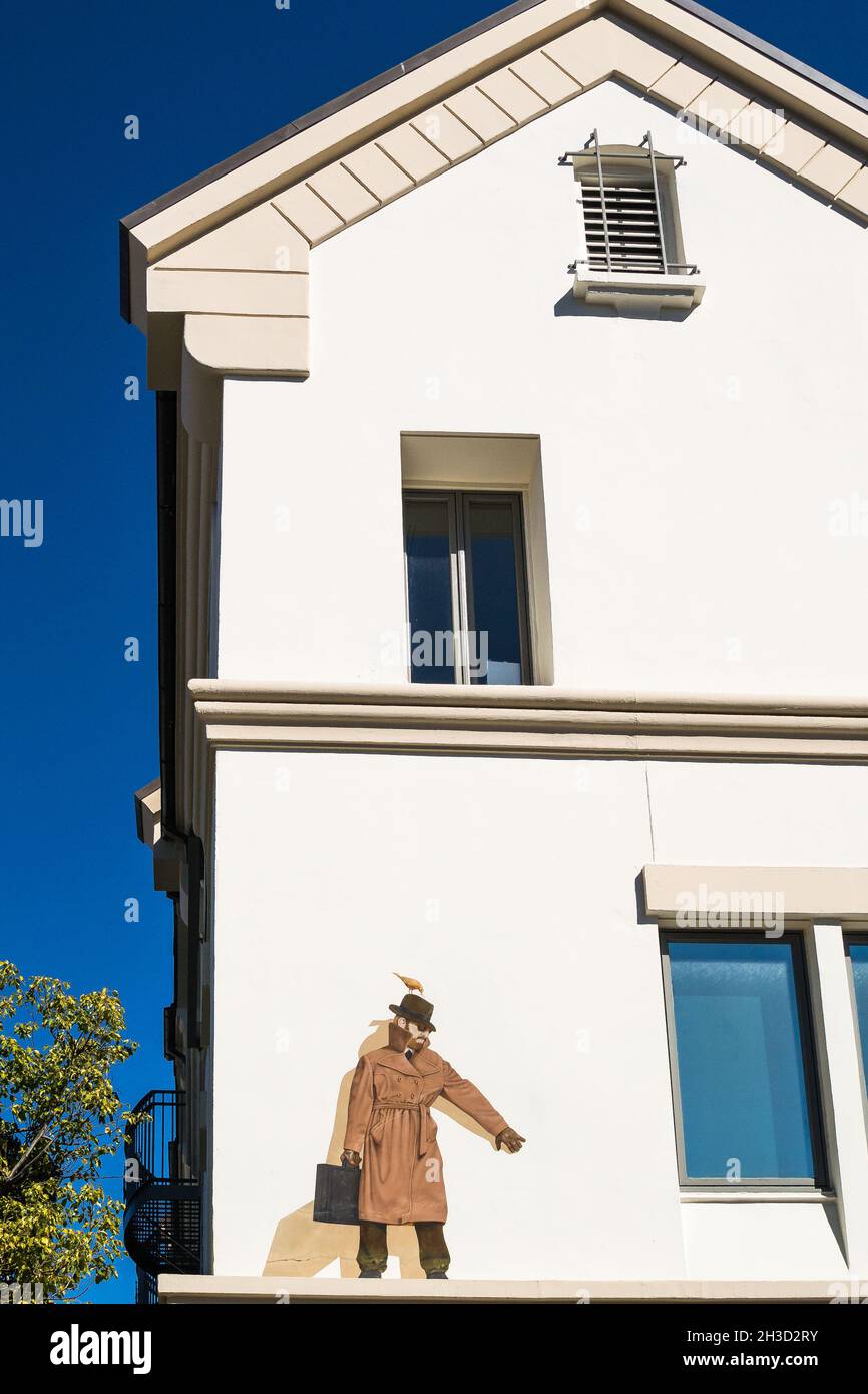 El mural del Inspector - Trompe-l'oeil de un hombre en una cornisa, por Greg Brown, en el lado del Banco Avid en 192 Lytton Ave, Palo Alto, California. Foto de stock