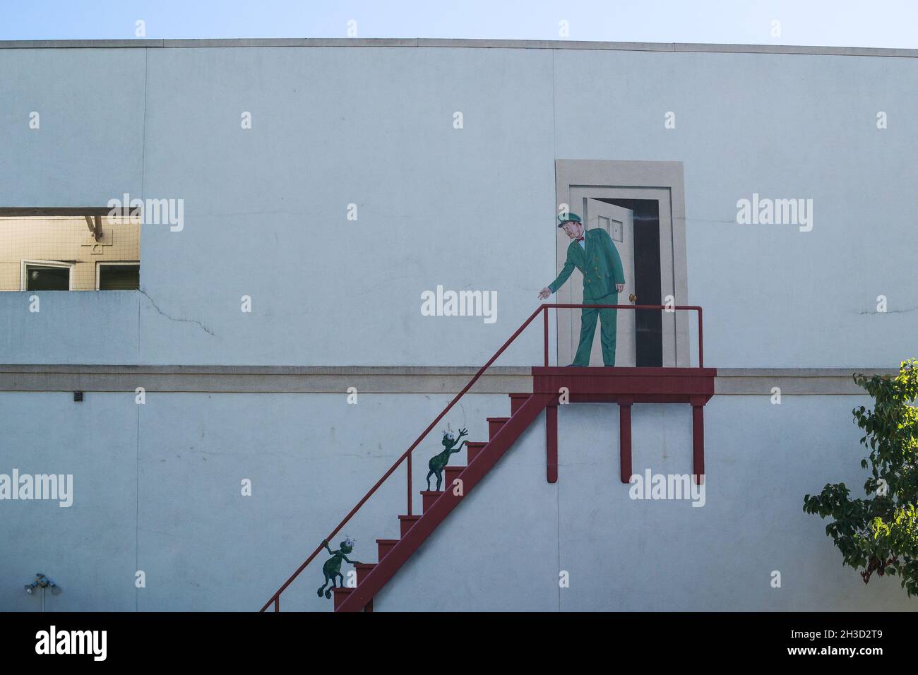 Los alienígenas saludaron el mural de Trompe-l'oeil por Greg Brown, en el lado del Hotel Barker en 439 Emerson St, Palo Alto, California. Foto de stock