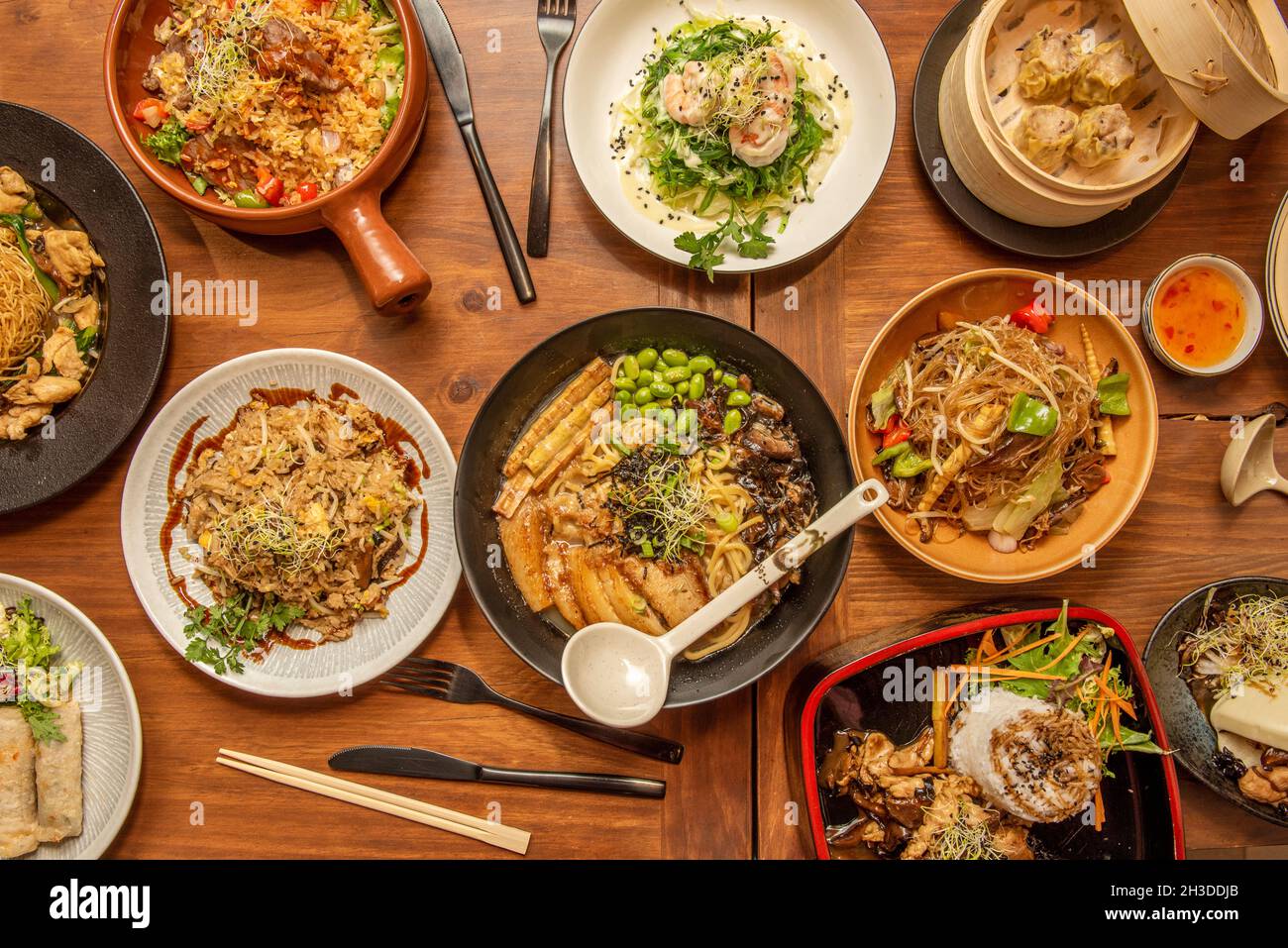 Vista superior Imagen de recetas de comida asiática, ramen con bambú y  cerdo, algas wakame, fideos de batata, arroz con salsa de soja, gyozas,  camarones y langostinos Fotografía de stock - Alamy