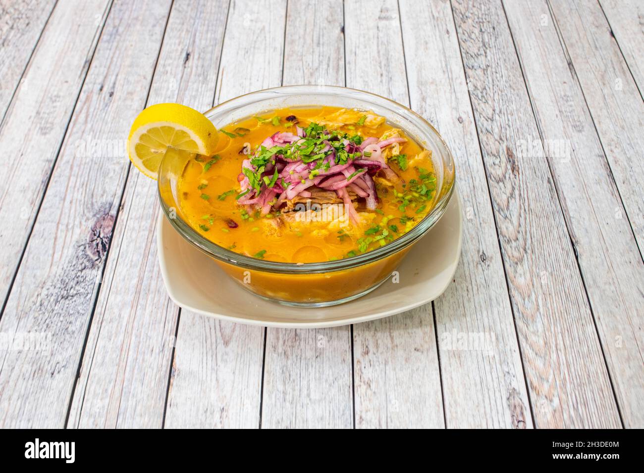 Receta ecuatoriana para cebollas de pescado calientes con cebolla púrpura, perejil y limón en un tazón de vidrio Foto de stock