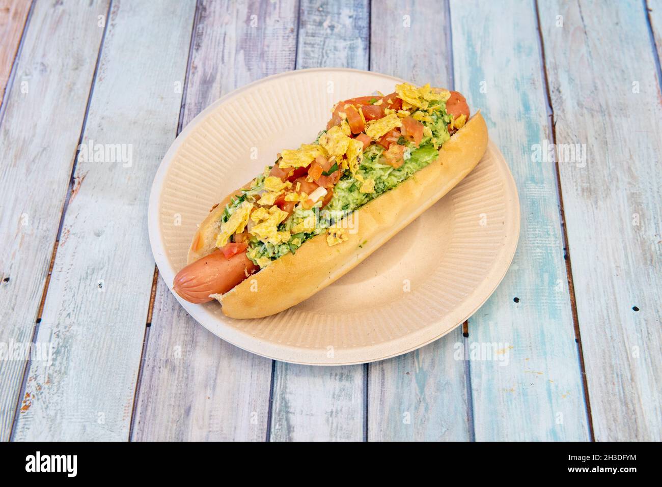 Perrito caliente con salsa de guasacaca venezolana con aguacate