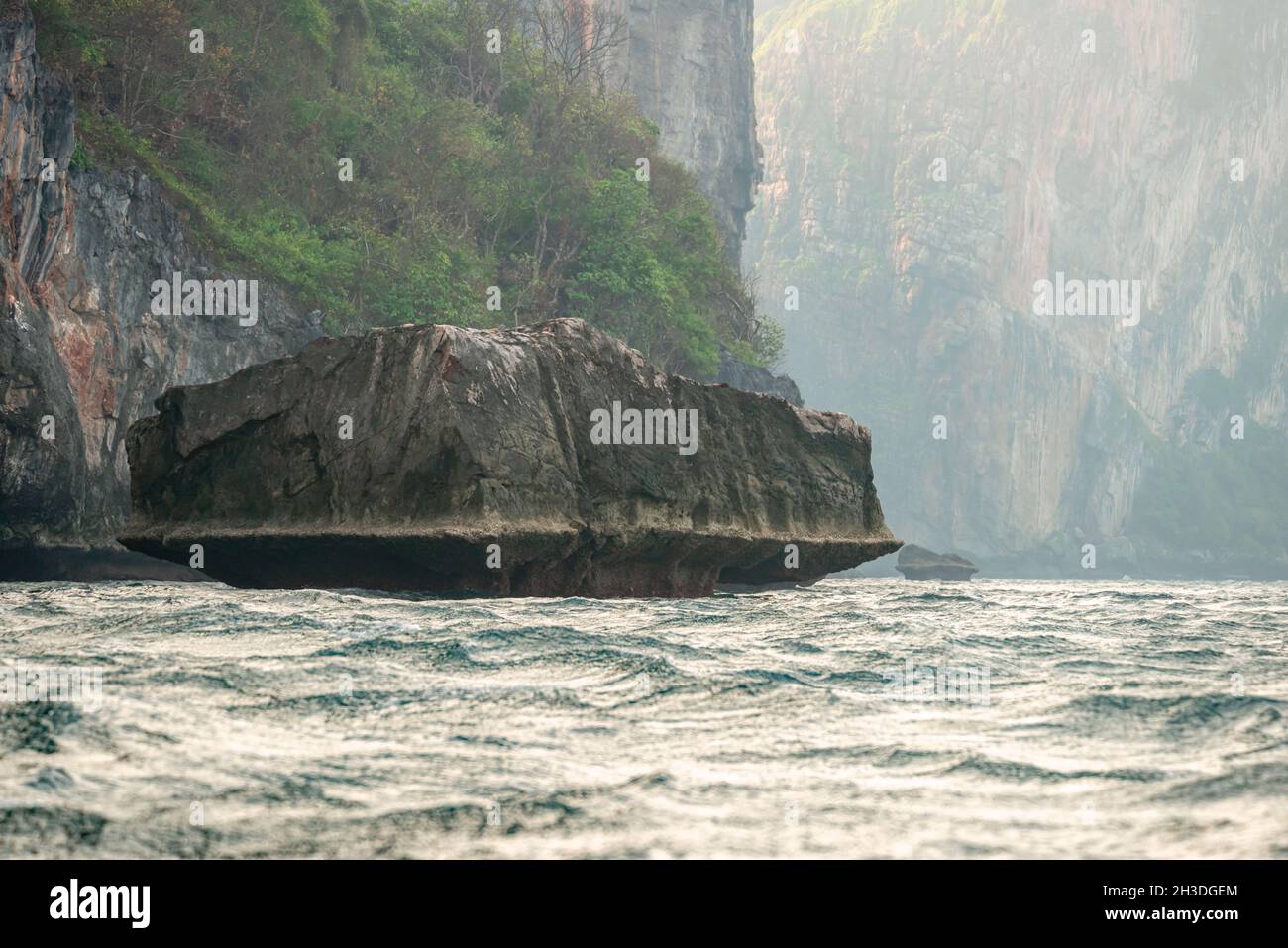 Acantilados en las islas de las Islas en el mar de Andamán Foto de stock