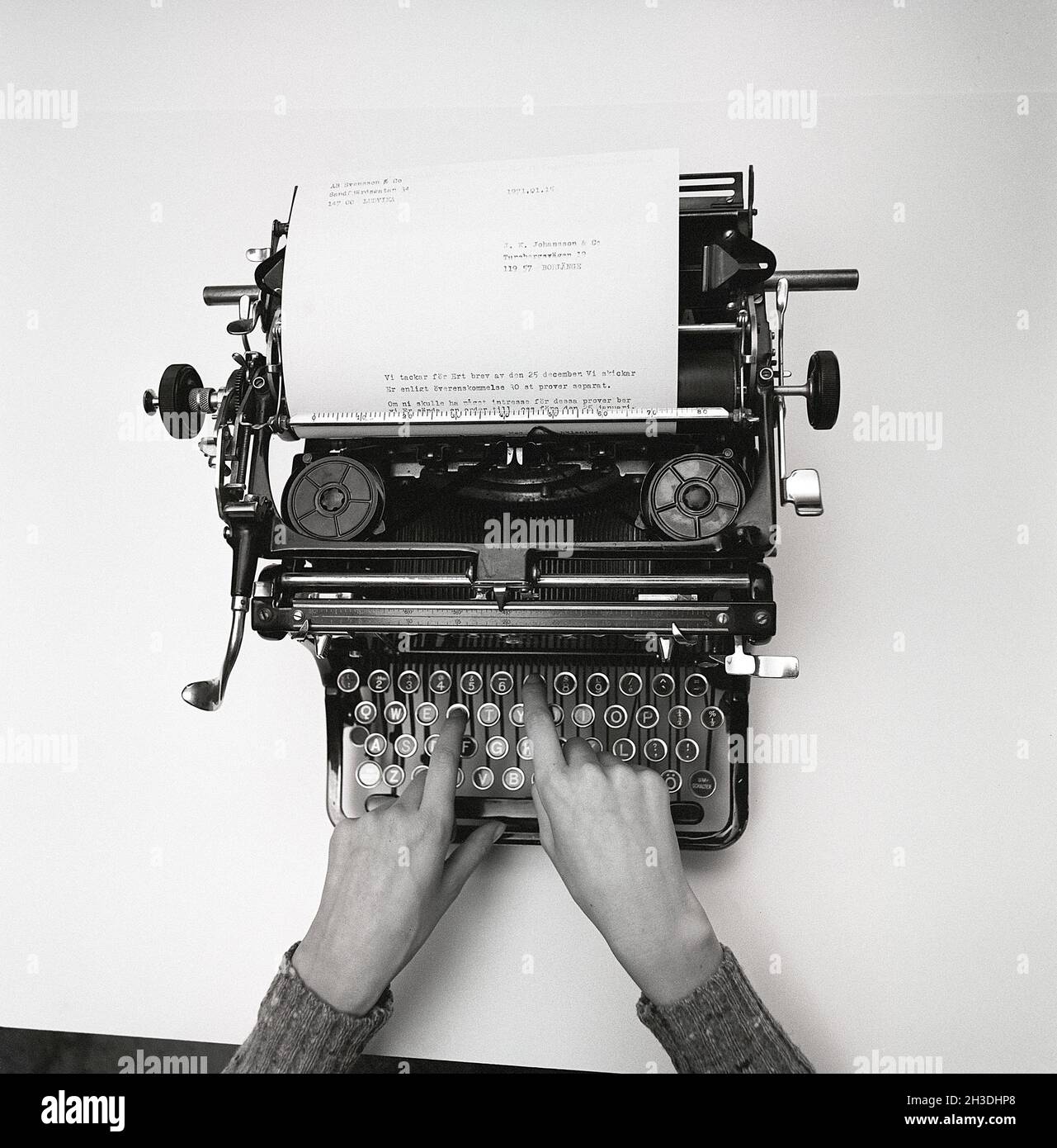 La máquina de escribir. Aquí una variante manual, no eléctrica. Las teclas  de cada letra están conectadas a un brazo, y cuando se presiona golpea la  hoja de papel con una cinta