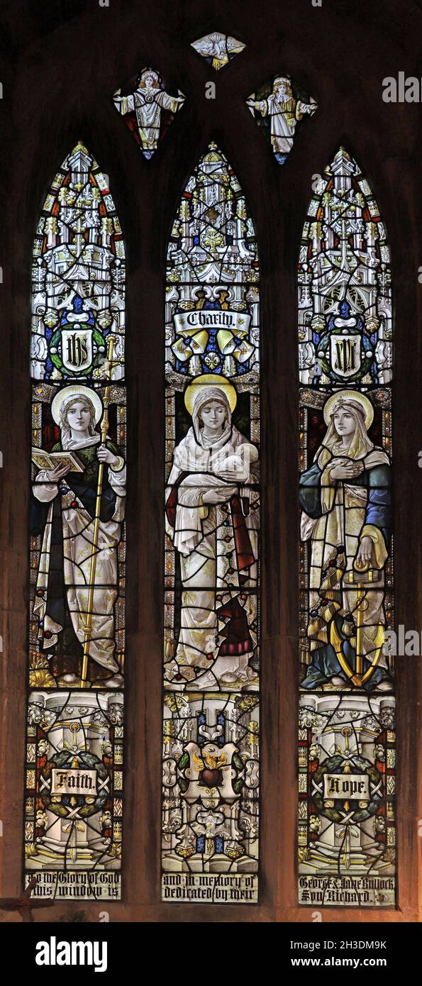 Vidrieras de Percy Bacon & Brothers que representan Fe, Esperanza y Caridad, Iglesia de San Andrés, Denton, Lincolnshire Foto de stock