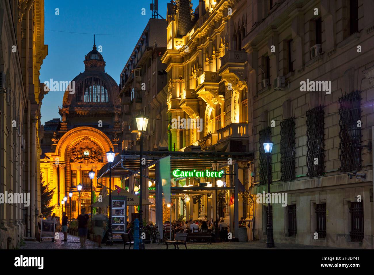 BUCAREST, RUMANIA - 16 DE AGOSTO de 2021: Vista al atardecer del Palacio de los depósitos y envíos en el centro de la ciudad de Bucarest, Rumania Foto de stock