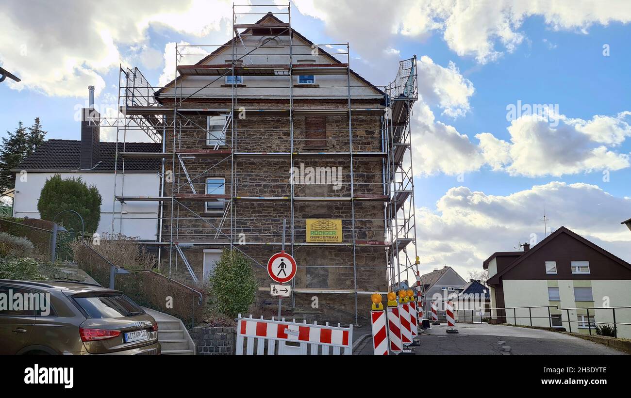 Andamios y acordonados de edificios residenciales, Alemania, Renania del Norte-Westfalia, Ruhr Area, Witten Foto de stock