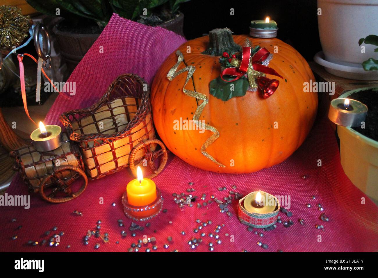 Calabaza naranja grande hermosa con velas para la decoración en vacaciones de Halloween Foto de stock