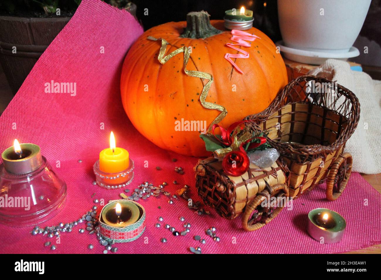 Calabaza naranja grande hermosa con velas para la decoración en vacaciones de Halloween Foto de stock
