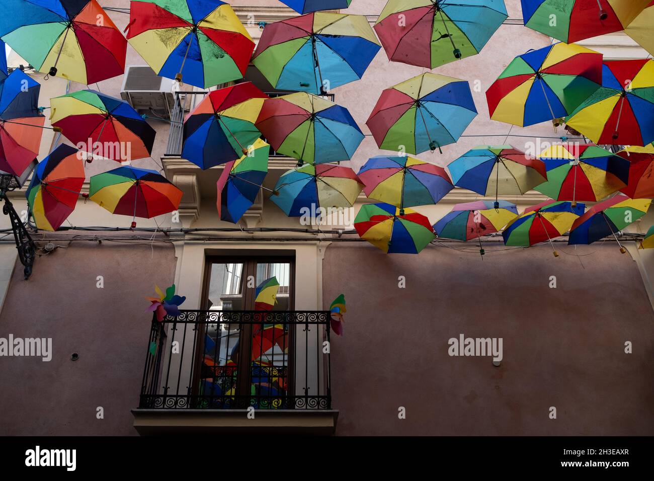 Coloridos paraguas colgando italia sicilia cielo rojo amarillo azul verde  fotografías e imágenes de alta resolución - Alamy