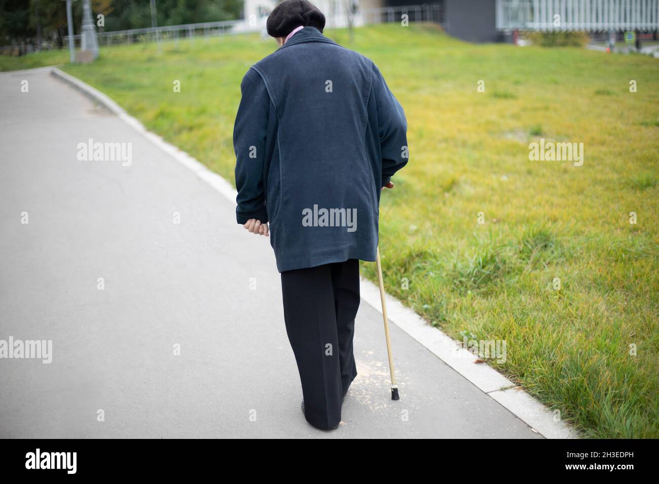 Pensionista en Moscú. Una anciana en Rusia. Un hombre con un bastón de  caminar. Vejez y dificultad en el movimiento Fotografía de stock - Alamy
