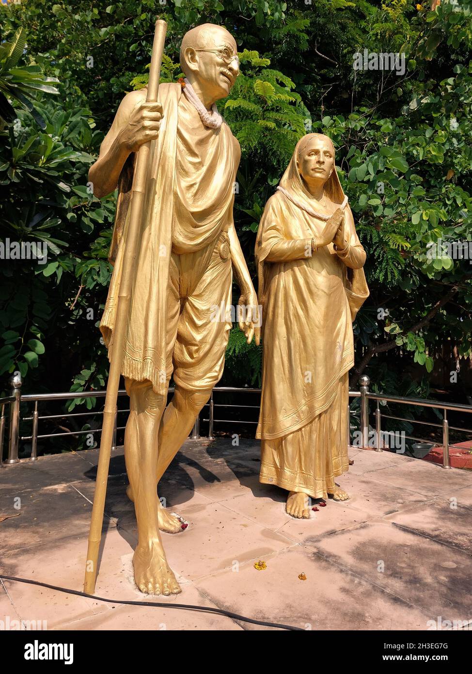 PORBANDAR, INDIA - 06 de octubre de 2021: Una estatua de Mahatma Gandhiji y su esposa religiosa Shri Kastur Ba Sandip's Ashram Porbandar Gujarat Foto de stock