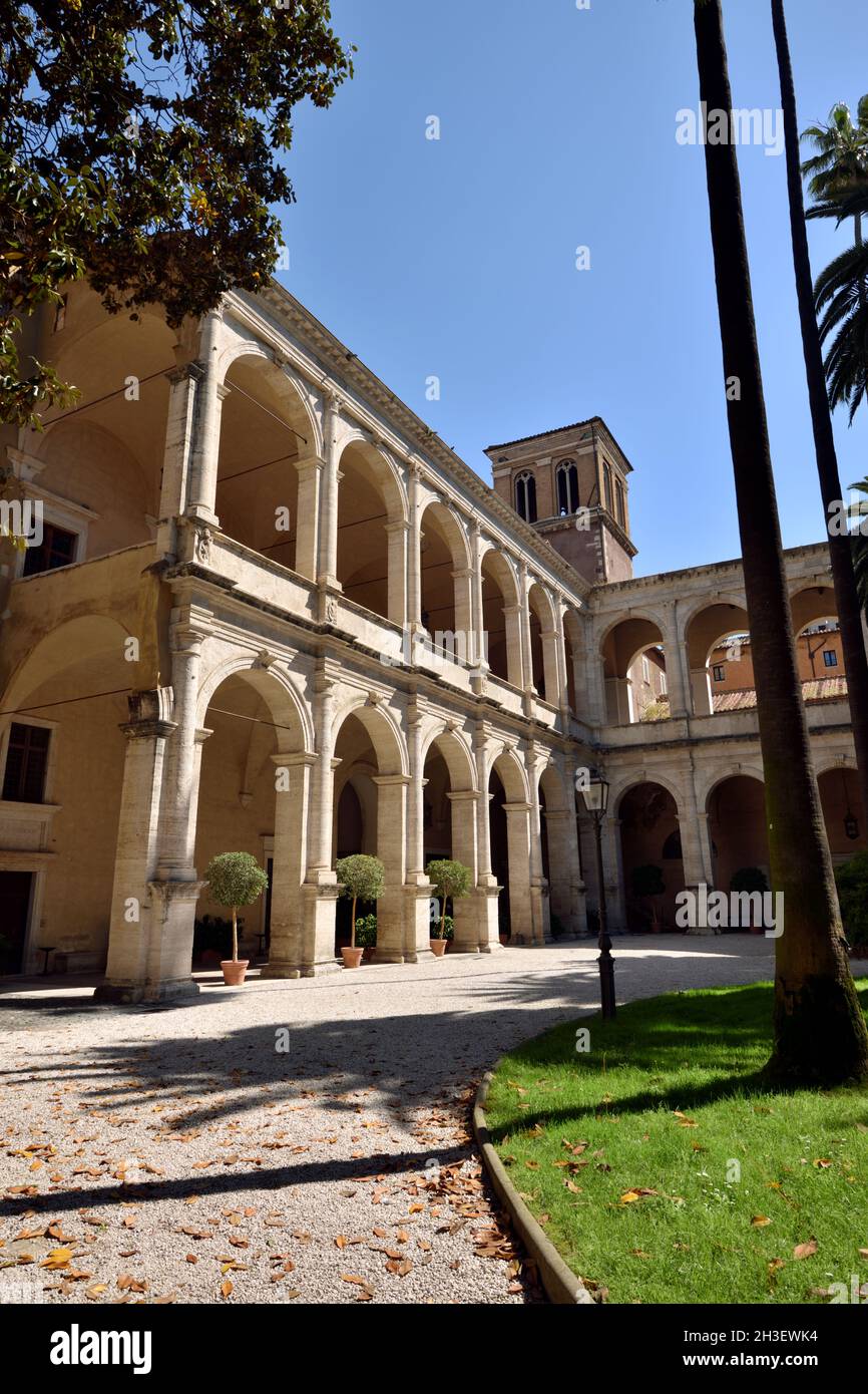 Italia, Roma, Palazzo Venezia, patios, jardines y logia Foto de stock
