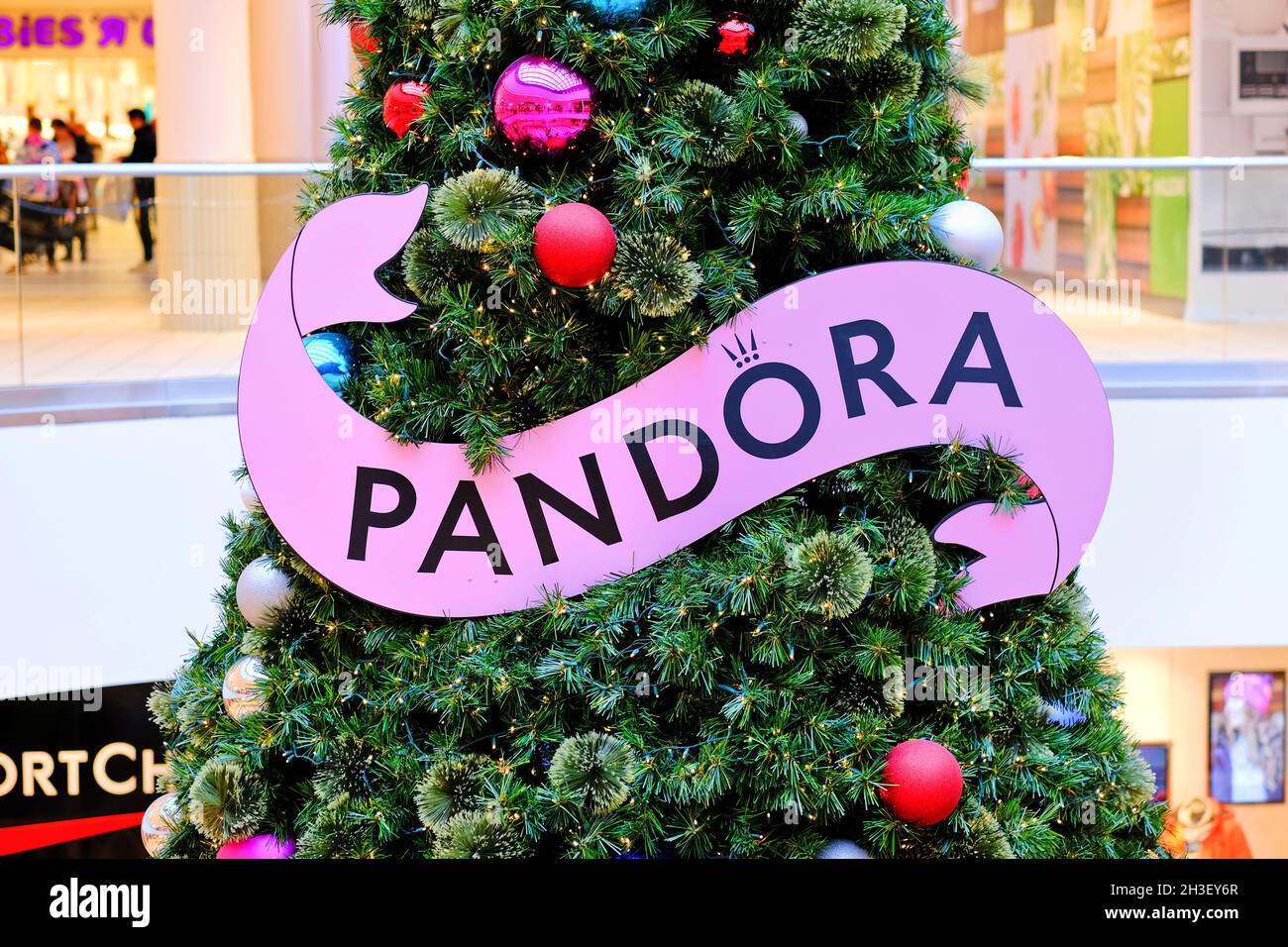 Hermoso y decorativo árbol de Navidad Pandora en el centro comercial  Fotografía de stock - Alamy