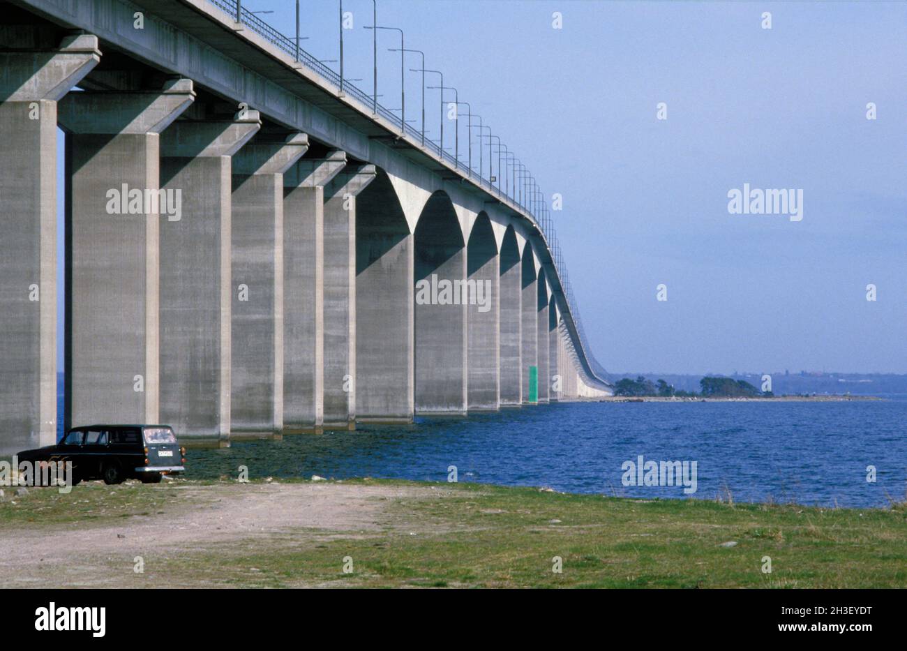 PUENTE DE ÖLAND, SUECIA EN 1984, ANÁLOGO. Vista de la conexión Öland - continental en 1984 en Kalmar, Suecia. Uso editorial. Foto de stock