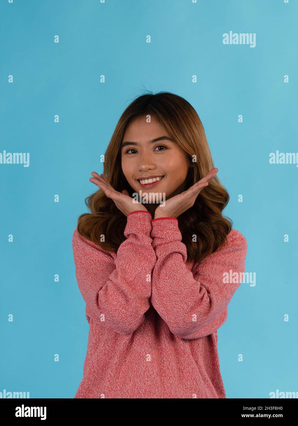 Joven feliz atractiva chica asiática en el estudio Foto de stock