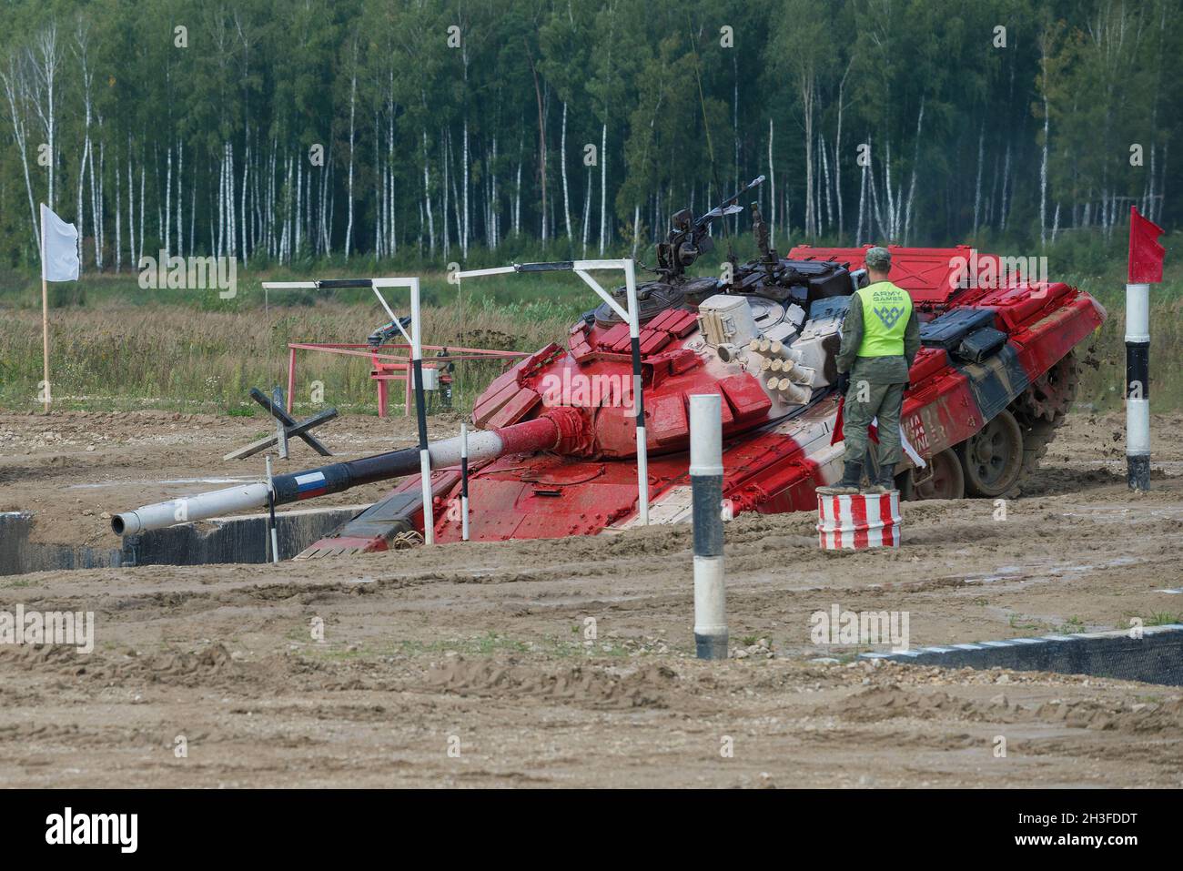 REGIÓN DE MOSCÚ, RUSIA - 27 DE AGOSTO de 2020: Juegos internacionales de guerra, biatlón tanque. El tanque del equipo ruso supera el obstáculo 'Moat' Foto de stock
