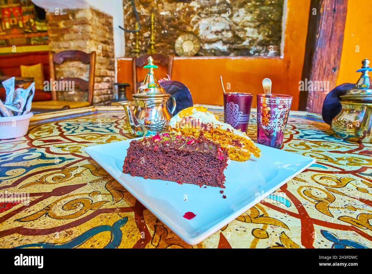 Disfrute de las sabrosas tartas turcas y del té negro en la tradicional casa de té árabe de Granada, España Foto de stock