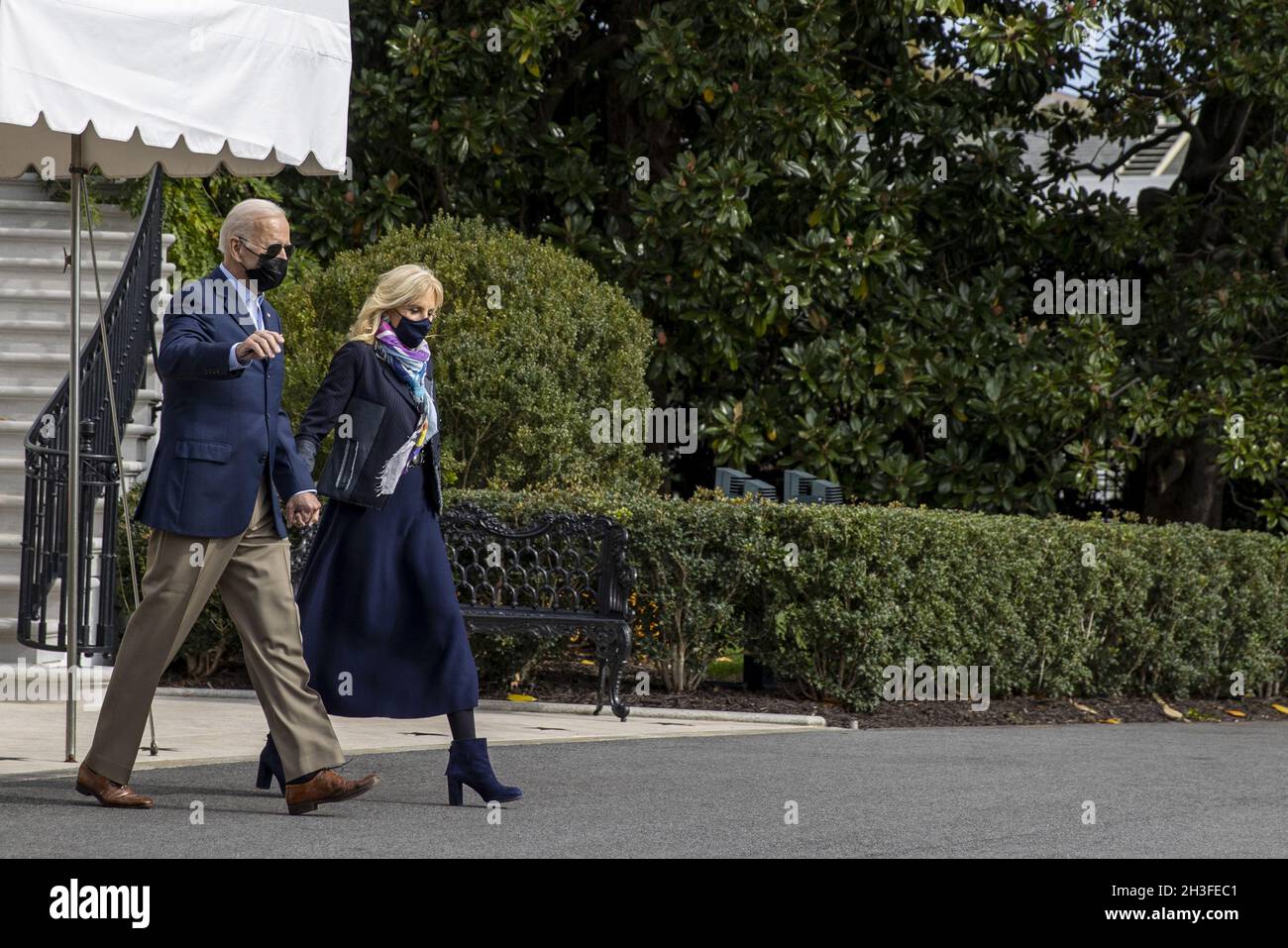 Washington, Estados Unidos. 28th Oct, 2021. El Presidente Joe Biden y la Primera Dama Jill Biden caminan en el césped sur de la Casa Blanca, en Washington, DC el jueves, 28 de octubre de 2021. El presidente Joe Biden y la primera dama Jill Biden se dirigen a Europa para asistir a la Cumbre del G-20 y para una reunión con el Papa Francisco y otros líderes mundiales. Foto de Tasos Katopodis/UPI Crédito: UPI/Alamy Live News Foto de stock