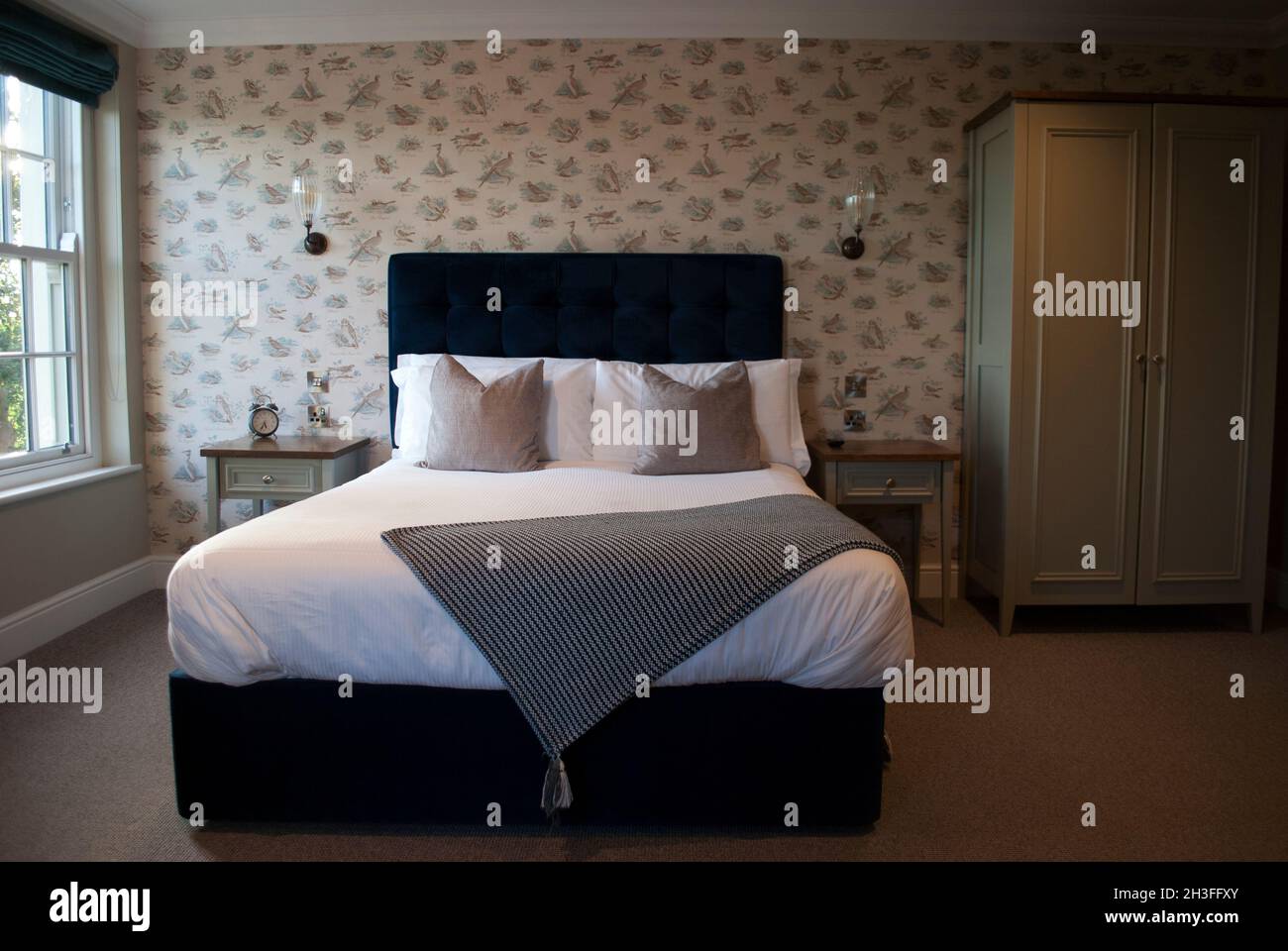 Habitación interior con cama, armario y ventana de pub y el hotel Devonport  en Middle One Row, Darlington, Condado de Durham Fotografía de stock - Alamy