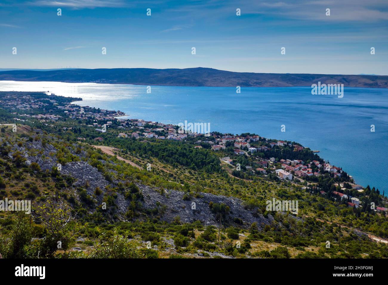 Vista de Starigrad y la costa desde las montañas de Limestone, las montañas de Velebit, los Alpes Dináricos, Croacia Foto de stock