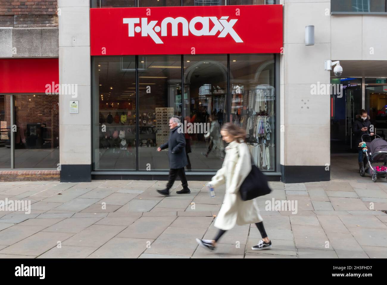 High Wycombe, Inglaterra - Octubre de 22nd 2021: Personas que pasan por una tienda T K Maxx. La tienda es parte de una cadena americana. Foto de stock