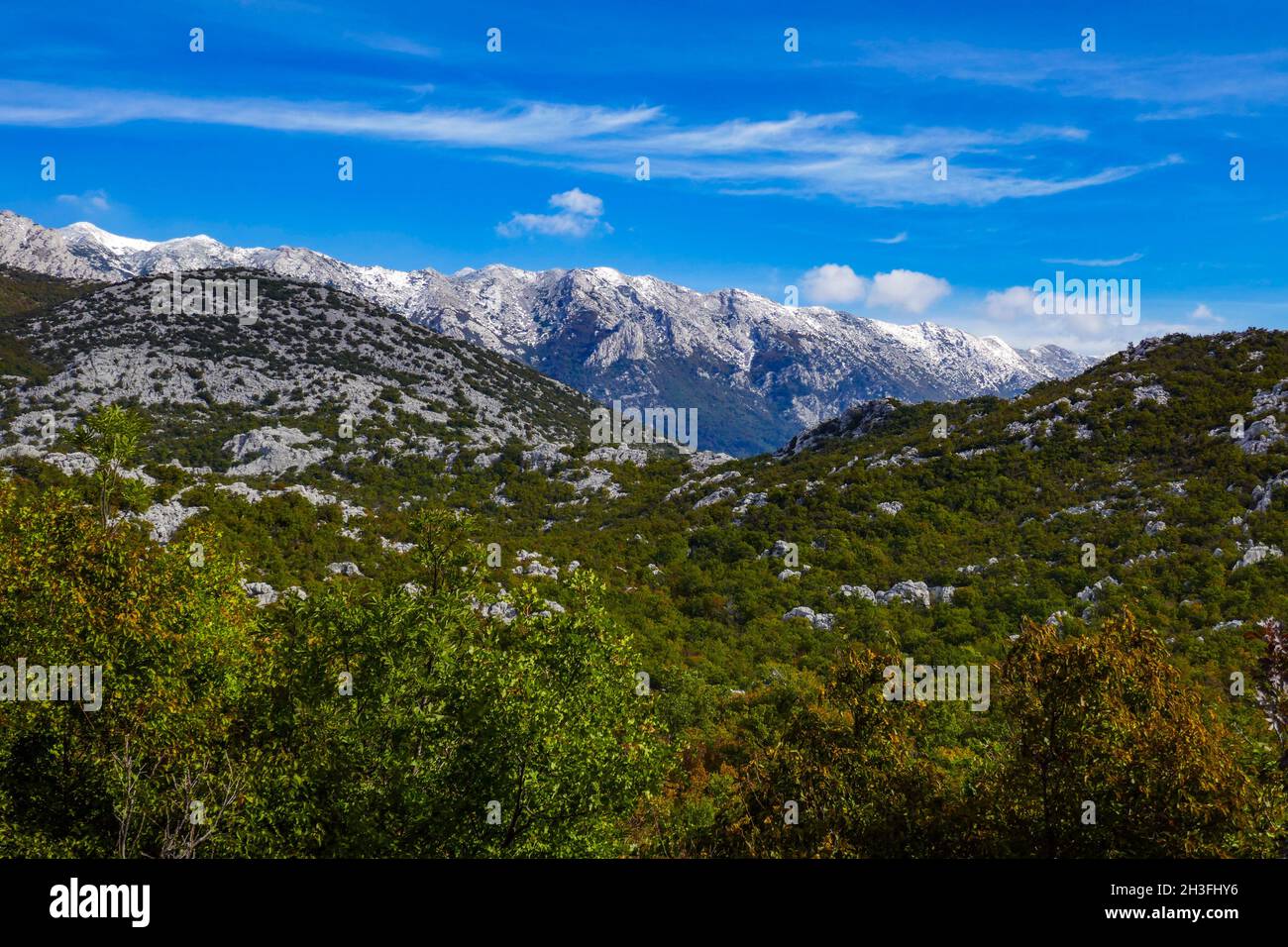 Paisaje de karst en las montañas de Limestone, las montañas de Velebit, los Alpes Dináricos, Croacia Foto de stock