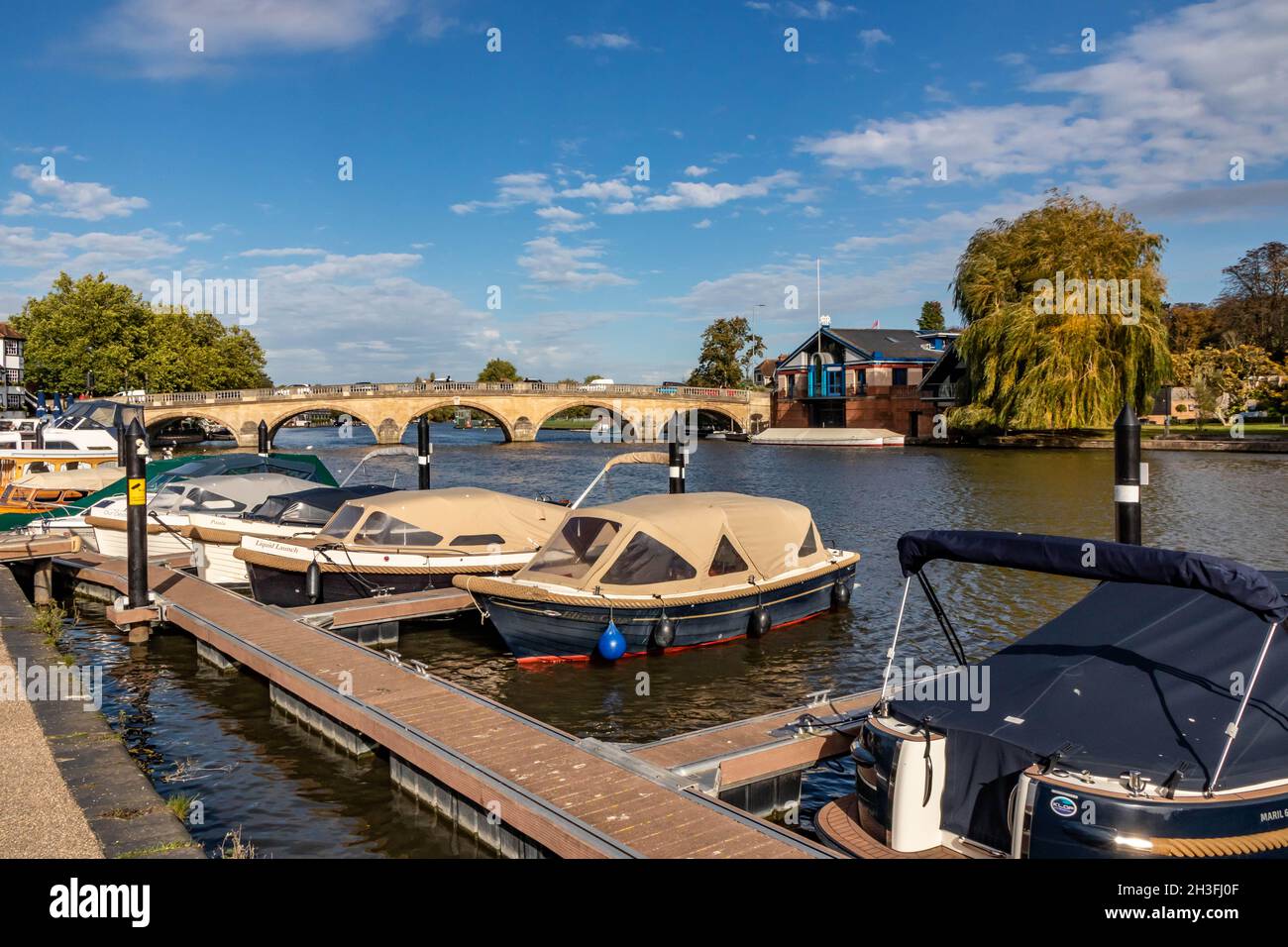 Los barcos se mocaron en Henley on Thames, Oxfordshire, Inglaterra, Reino Unido Foto de stock