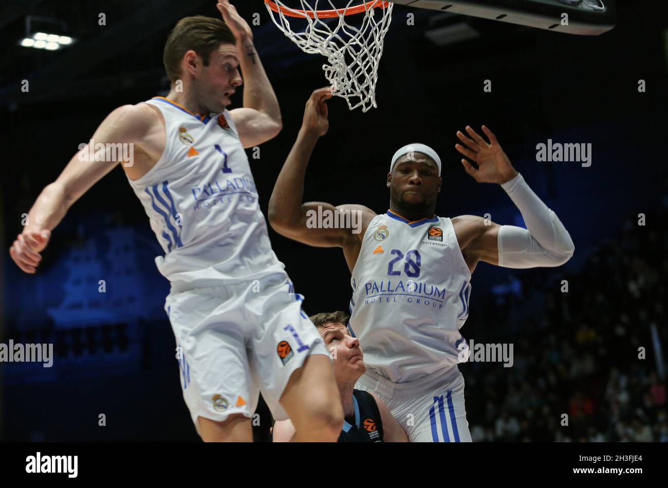 Euroliga de Baloncesto. Un partido entre los equipos Zenit (St Petersburgo,  Rusia) - Real Madrid (Madrid, España) en el complejo deportivo Yubileiny.  Los jugadores del Real Madrid Guerschon Yabusele (derecha) y Fabien