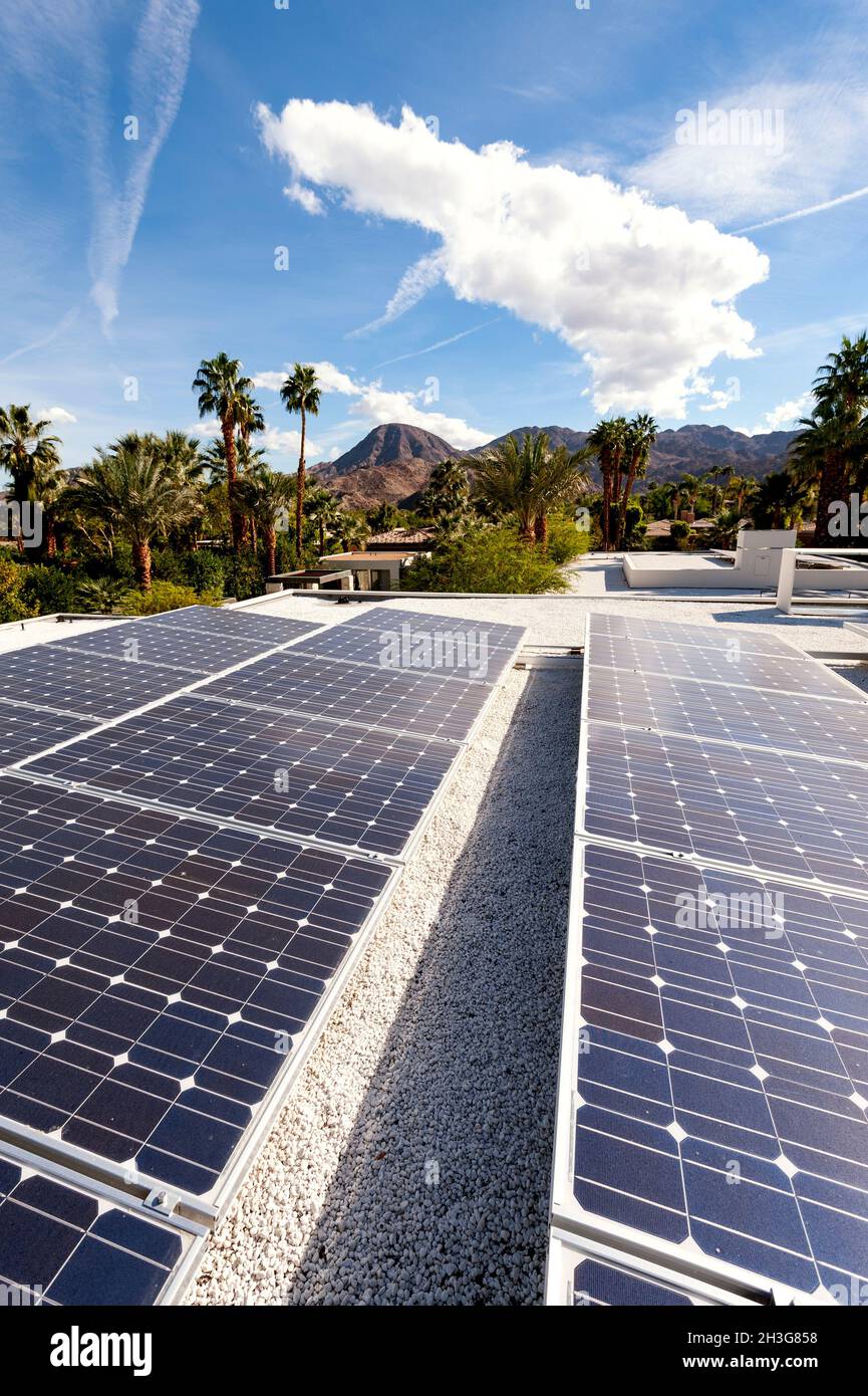 Generación de electricidad en paneles solares en la azotea en Indian Wells, California Foto de stock
