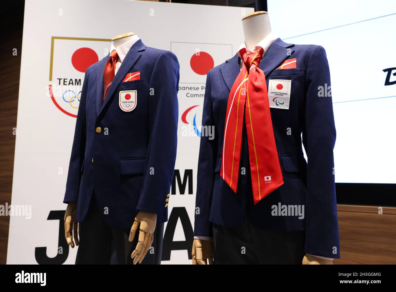 27 DE OCTUBRE de 2021 : Comité Olímpico Japonés (JOC), Comité Paralímpico Japonés (JPC) presenta los uniformes oficiales de la delegación japonesa para los Olímpicos y Paralímpicos de Beijing en