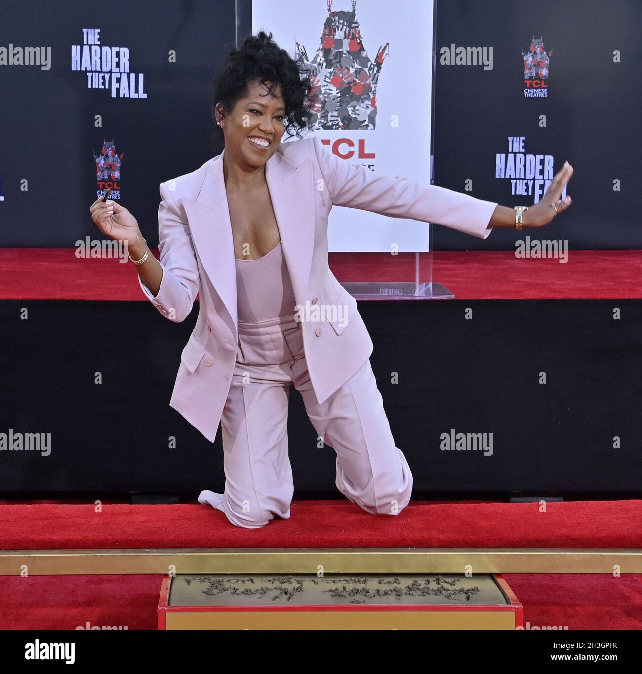 Los Ángeles, Estados Unidos. 28th Oct, 2021. La actriz, productora y directora Regina King, ganadora de un Oscar, participa en una ceremonia de mano y huella inmortalizándola en la entrada del TCL Chinese Theatre (antes Grauman's) en la sección de Hollywood de Los Ángeles el jueves, 28 de octubre de 2021. Foto de Jim Ruymen/UPI Crédito: UPI/Alamy Live News Foto de stock