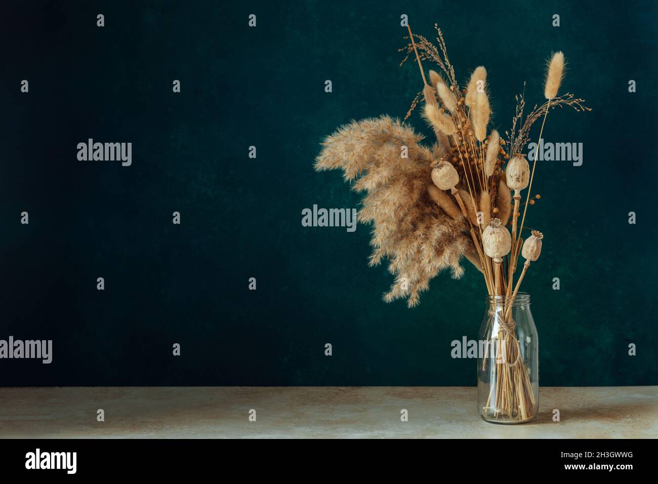 foto con flores en un jarrón, una composición de muchas flores de colores  diferentes de flores secas, secas, plantas secas decorativas Fotografía de  stock - Alamy