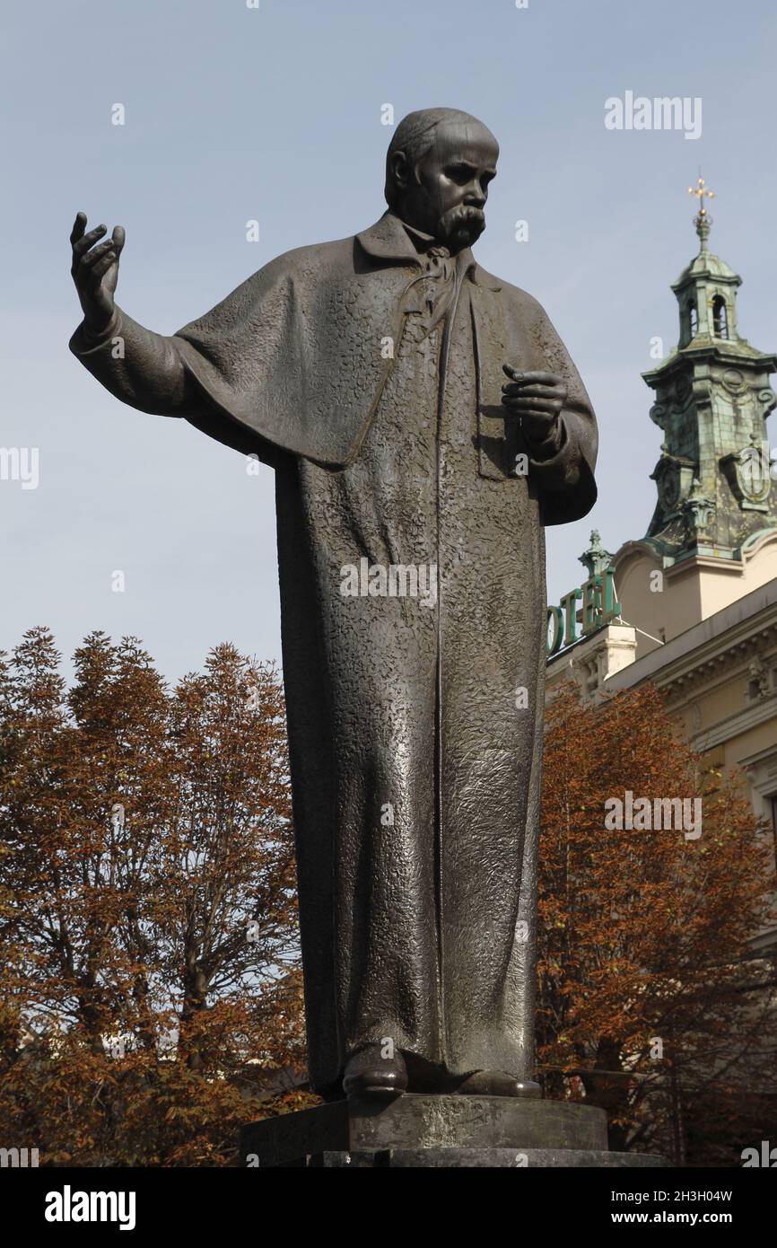 Estatua de Taras Shevchenko (ÐŸÐ°Ð¼'ÑÑ‚Ð½Ð¸Ðº Ð¢Ð°Ñ€Ð°ÑÑƒ Ð¨ÐµÐ²Ñ‡ÐµÐ½ÐºÑƒ / Pomnik Tarasa Szewczenki) en el casco antiguo de Lviv Foto de stock