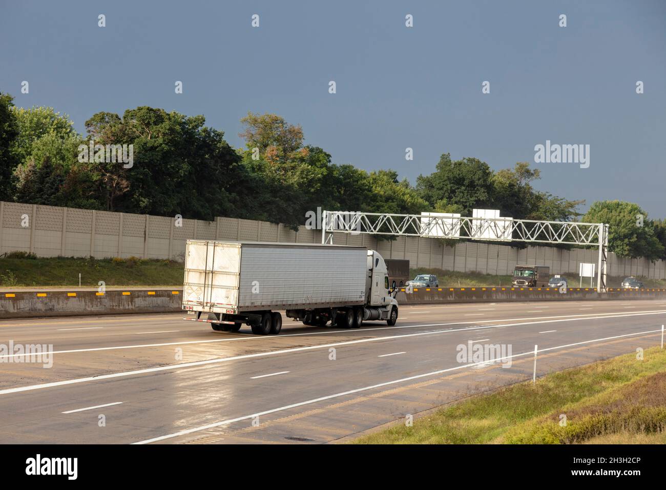 Tráfico de camiones a lo largo de la carretera interestatal I-94, cerca de Kalamazoo, Michigan, EE.UU. Por James D Coppinger/Dembinsky Photo Assoc Foto de stock