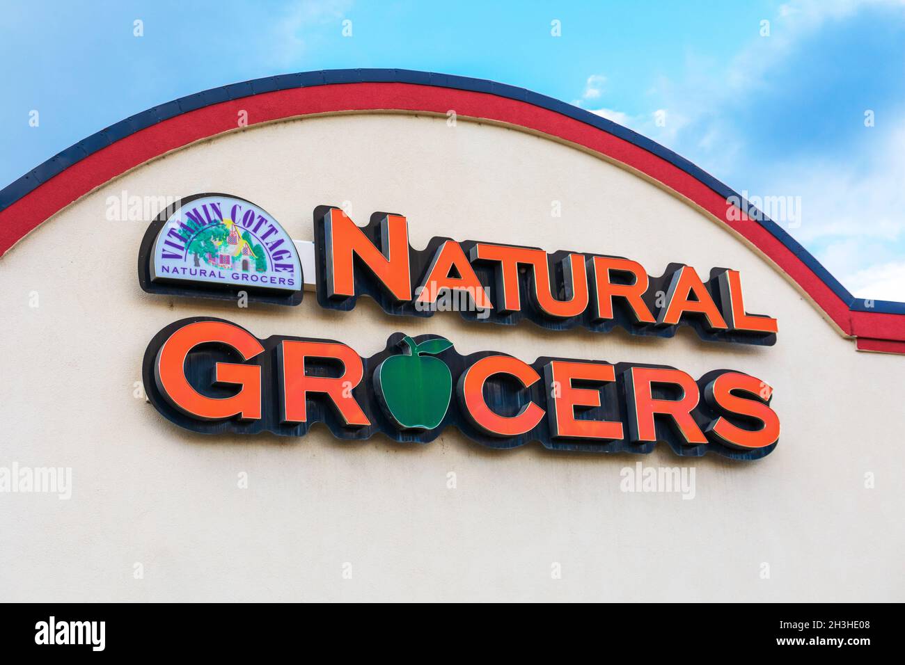 Signo de comestibles naturales, logotipo en la fachada de una tienda de comestibles de la cadena alimentaria de Vitamin Cottage Natural Food Markets. - Denver, Colorado, EE.UU. - 2021 Foto de stock