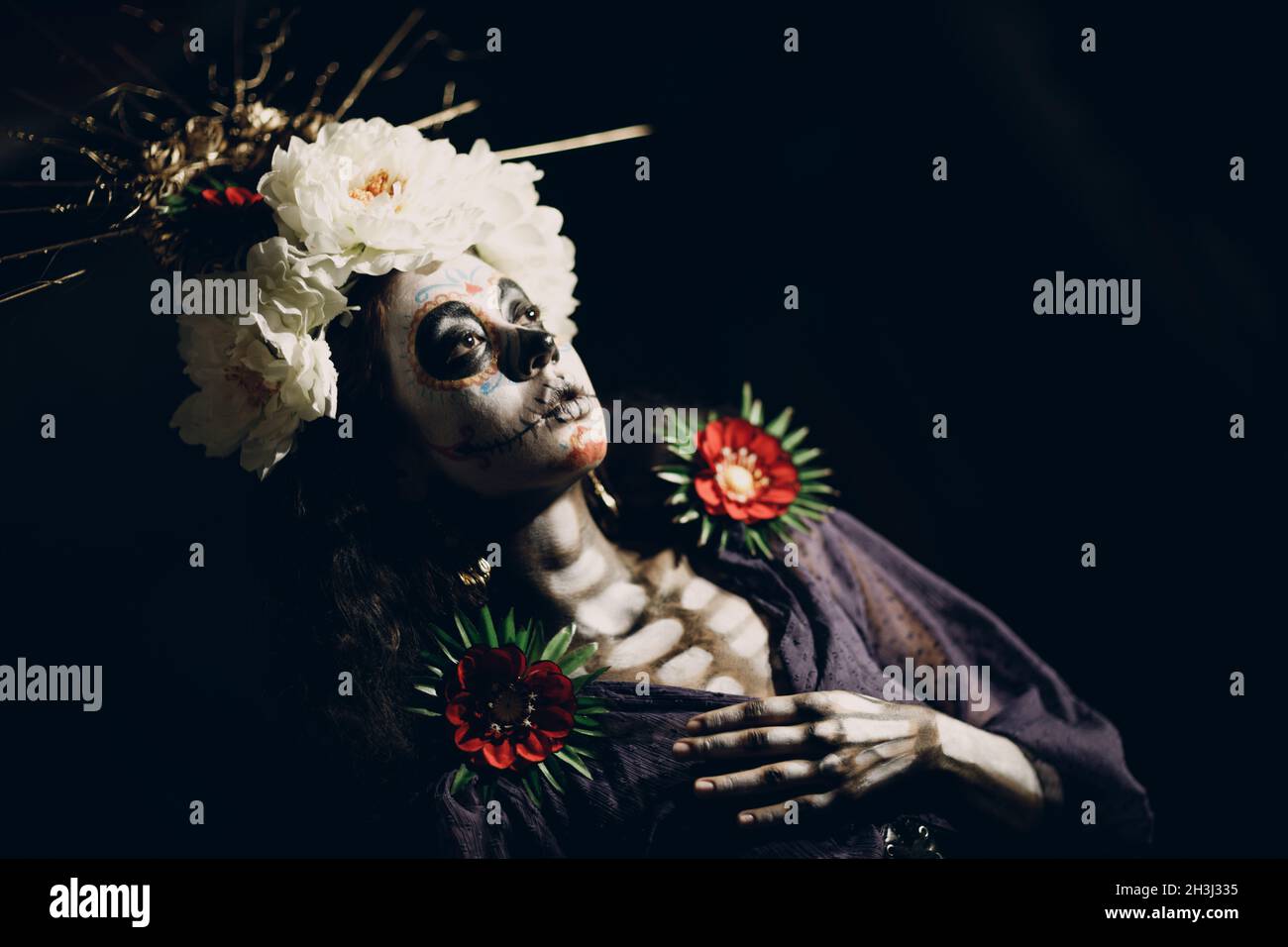 Mujer con el maquillaje de halloween del cráneo mexicano en la cara. Día de los muertos alias Dia de los Muertos y halloween concepto. Foto de stock