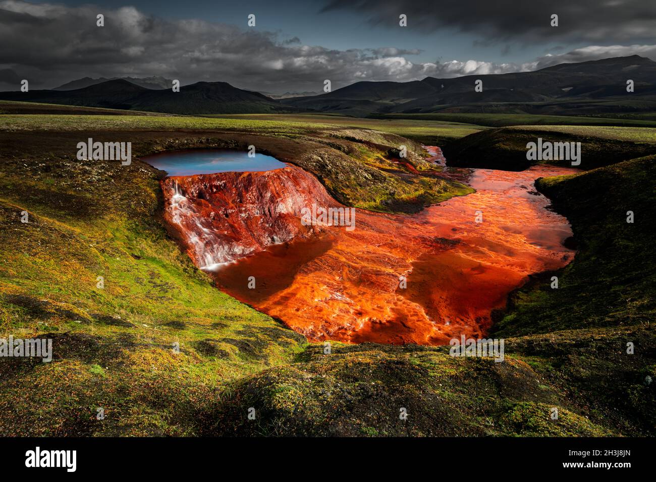 Maravilla natural de Rauðauga (Ojo Rojo) en las tierras altas de Islandia. Foto de stock