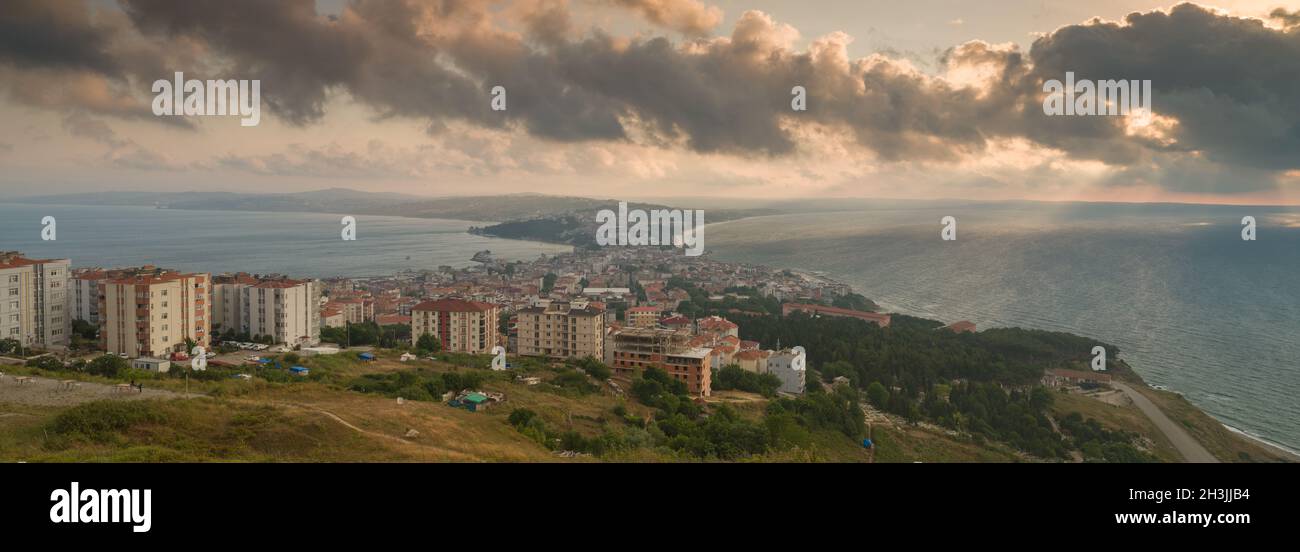 Sinop centro de la ciudad al atardecer. Vista panorámica superior de Sinop. Turquía Foto de stock