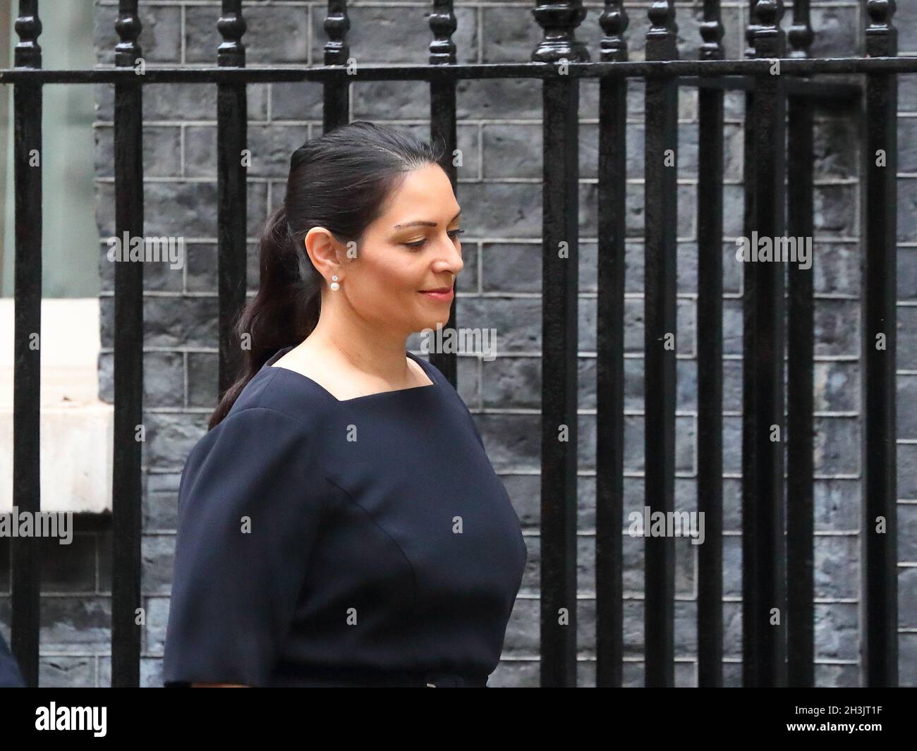 El Secretario del Interior Priti Patel sale de Downing Street nº 10 después de una reunión del Gabinete, Westminster, Londres, Reino Unido Foto de stock