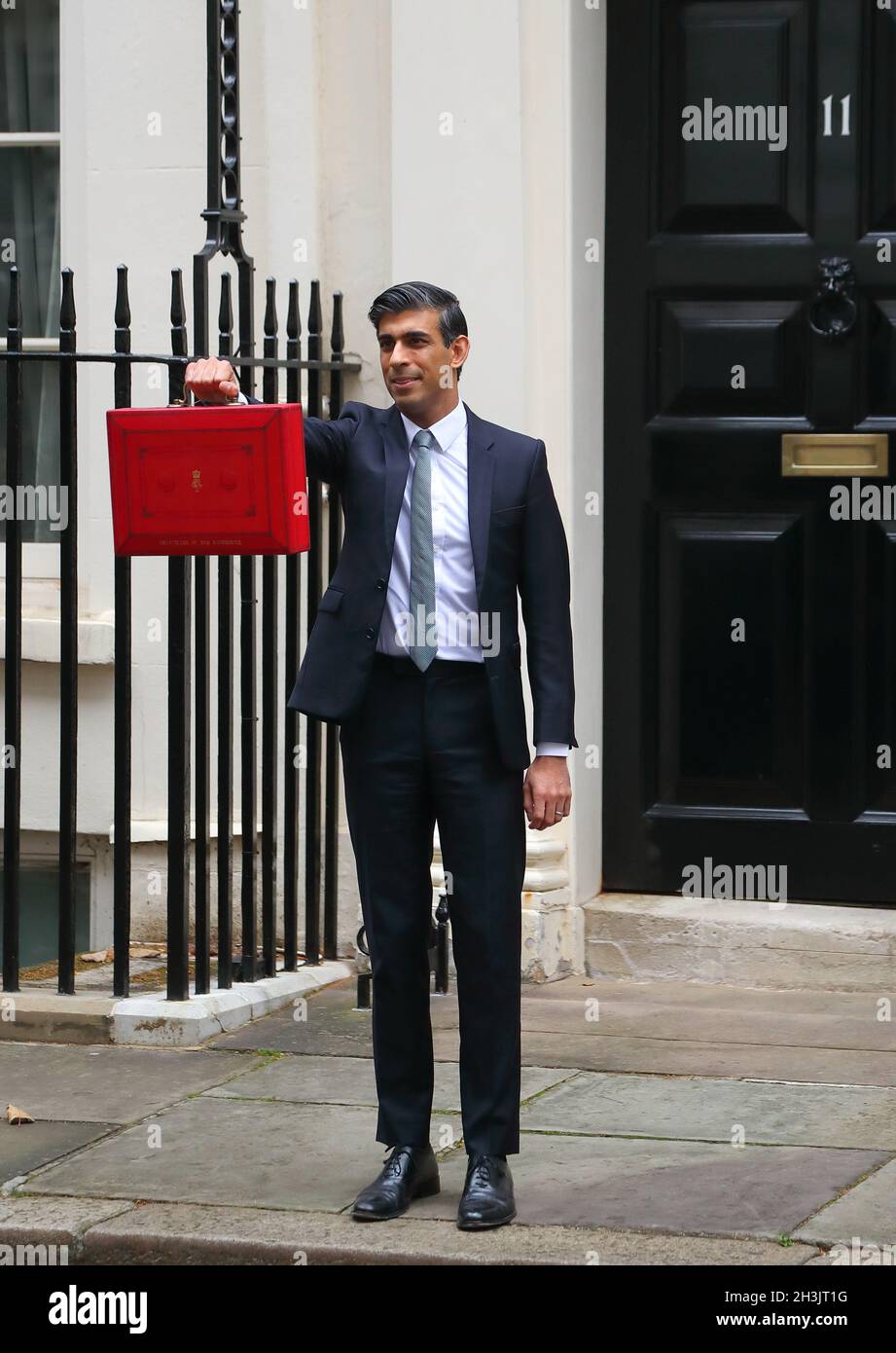 Londres, Inglaterra, Reino Unido. 27th Oct, 2021. El Canciller del Tesoro RISHI SUNAK tiene la caja roja fuera de 11 Downing Street antes de salir a la Cámara de los Comunes para revelar el presupuesto. Foto de stock