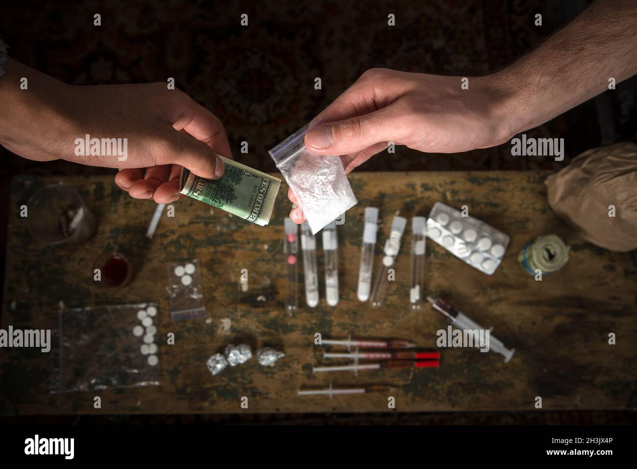 Alcohol con drogas en la mesa fotografías e imágenes de alta resolución -  Alamy