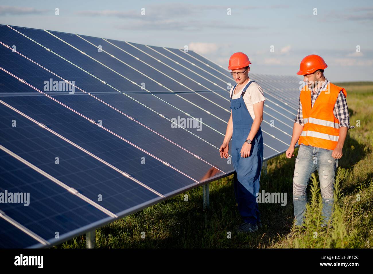 Ver en paneles fotovoltaicos de estación de energía solar. Foto de stock