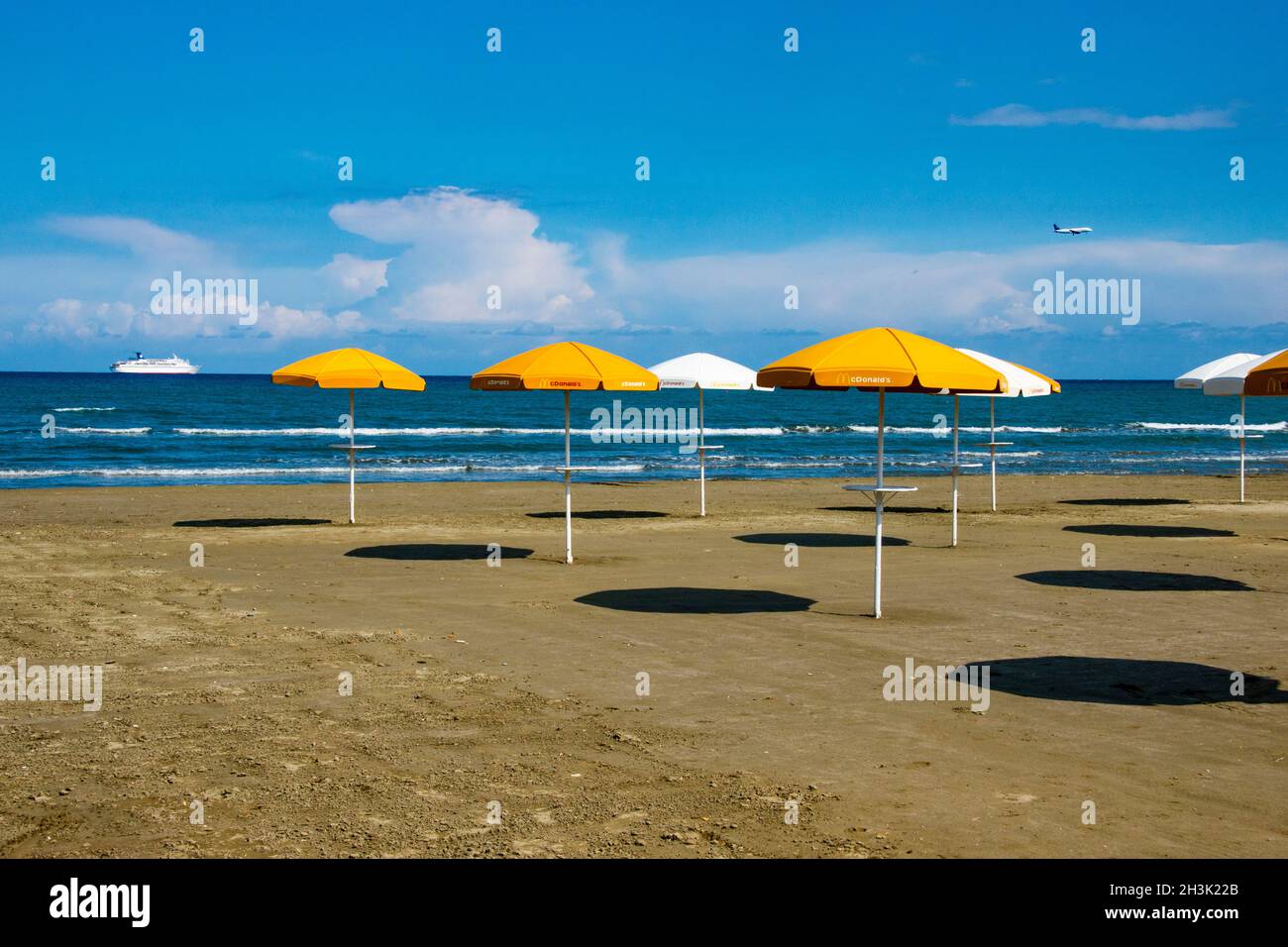 Larnaca, Chipre. Sombrillas de playa en complejo turístico Foto de stock
