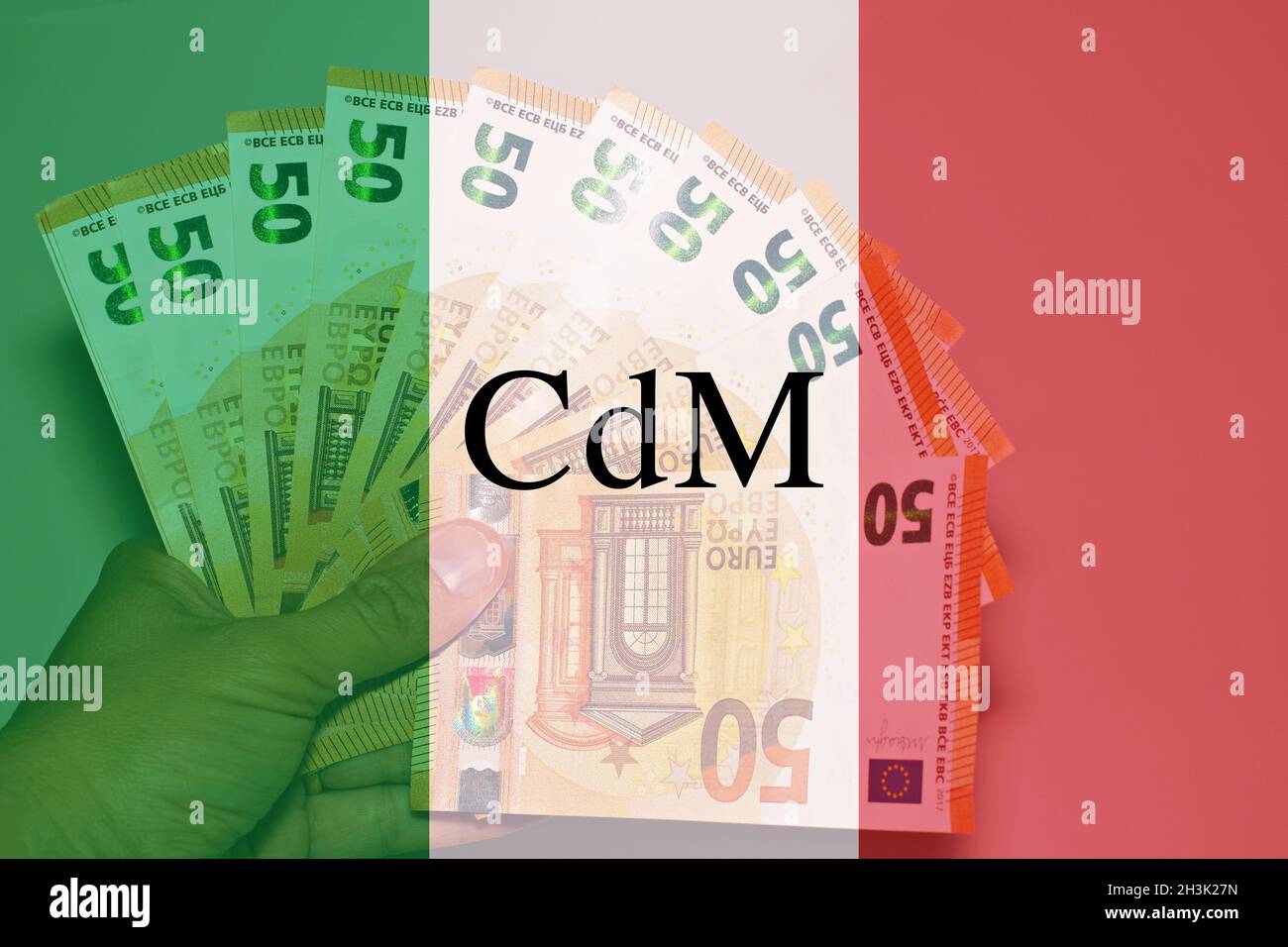Bandera italiana con billetes en euros como fondo y el texto 'CDM' Foto de stock