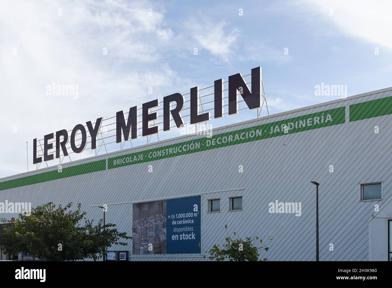 LA POBLA DE VALLBONA, ESPAÑA - 27 DE OCTUBRE de 2021: Leroy Merlin es un minorista francés de jardinería y mejora de casas Foto de stock