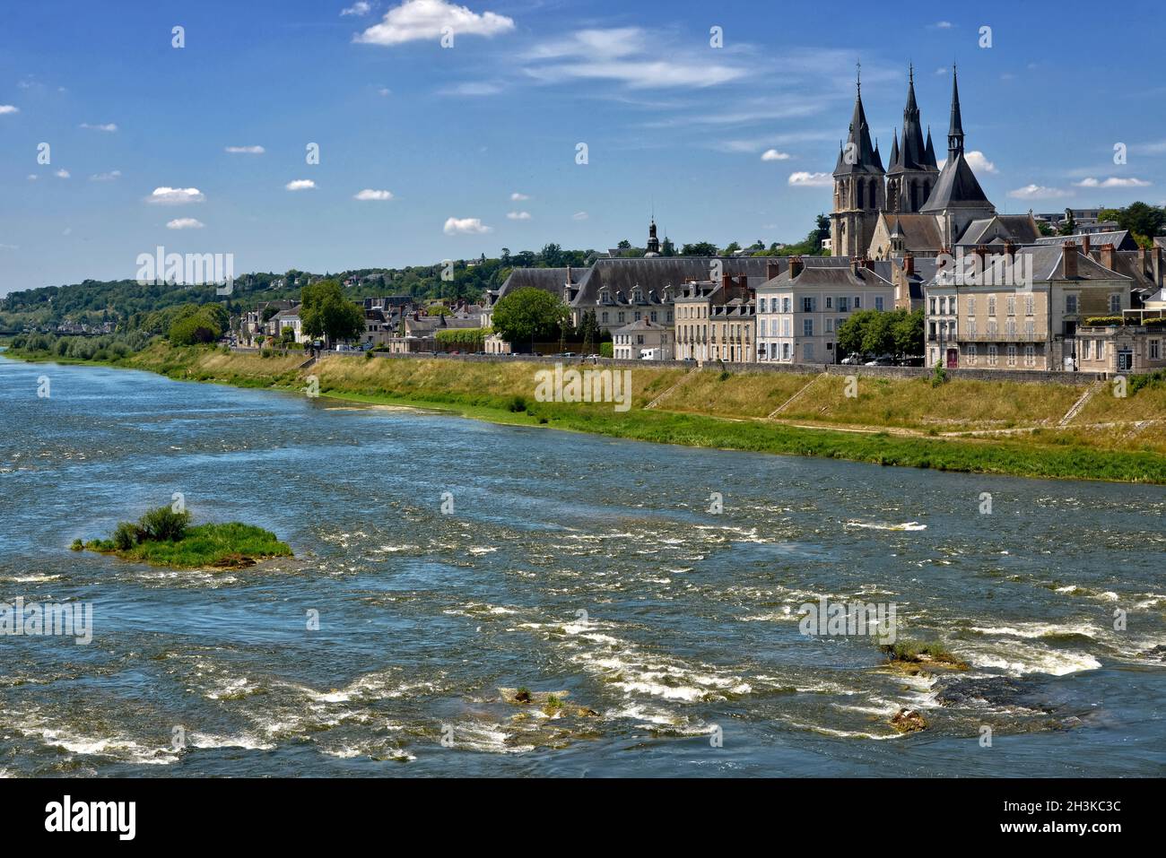 Borde del Loira en Blois, una comuna y la capital del departamento de Loir y Cher en Centro-Val de Loire, Francia Foto de stock